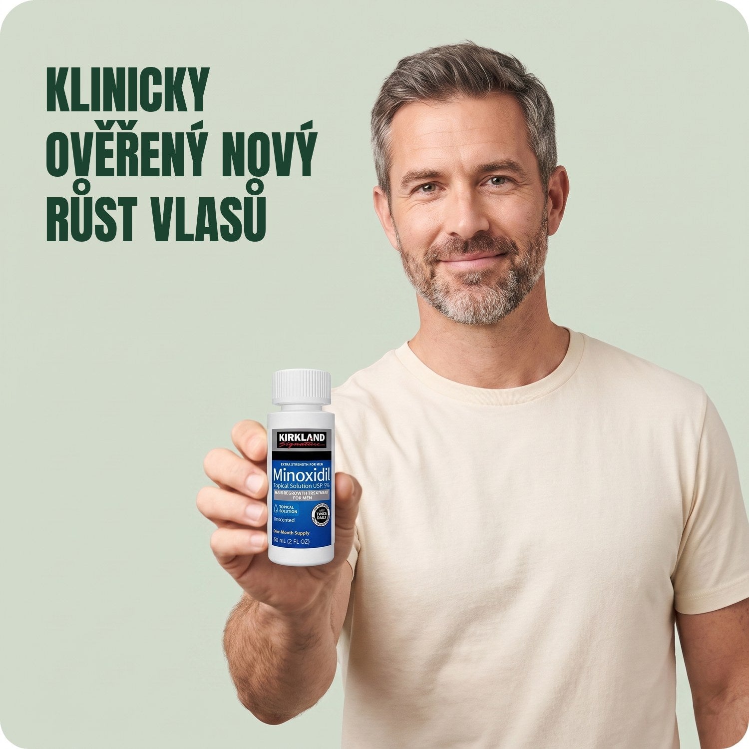Muž drží lahvičku roztoku Kirkland Signature Minoxidil 5% na zeleném pozadí