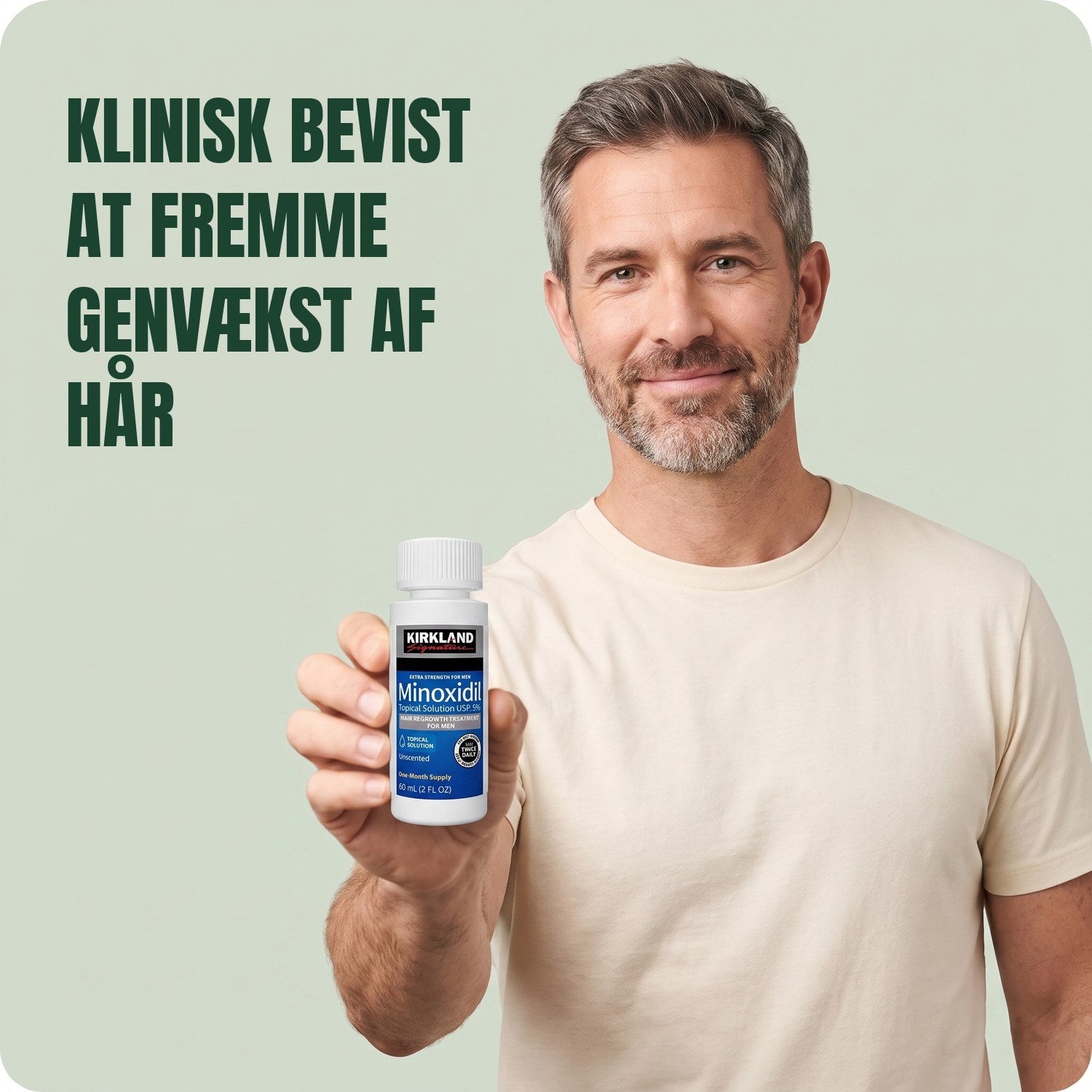 Mand holder en Kirkland Signature Minoxidil 5% opløsningsflaske mod en grøn baggrund