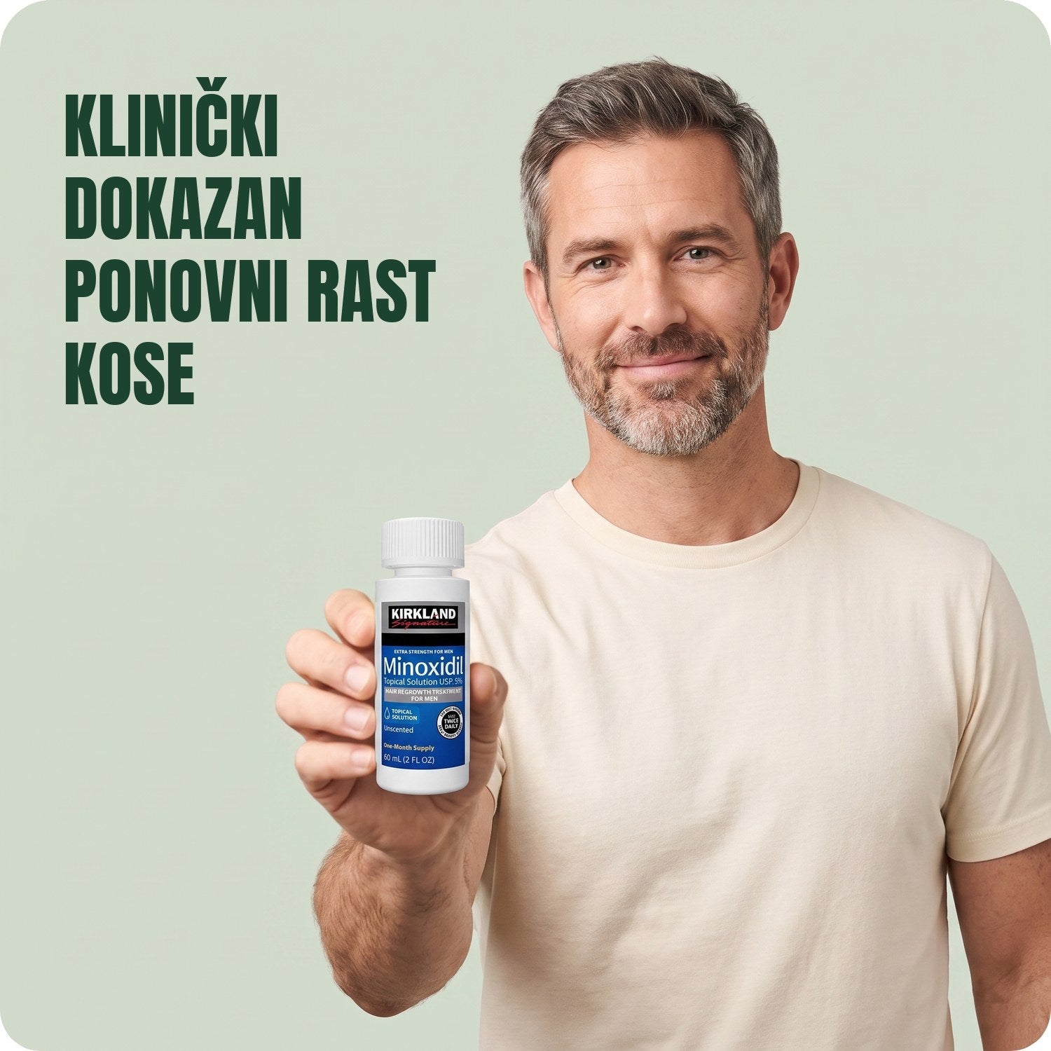 Muškarac drži bočicu Kirkland Signature Minoxidil 5% losiona na zelenoj pozadini