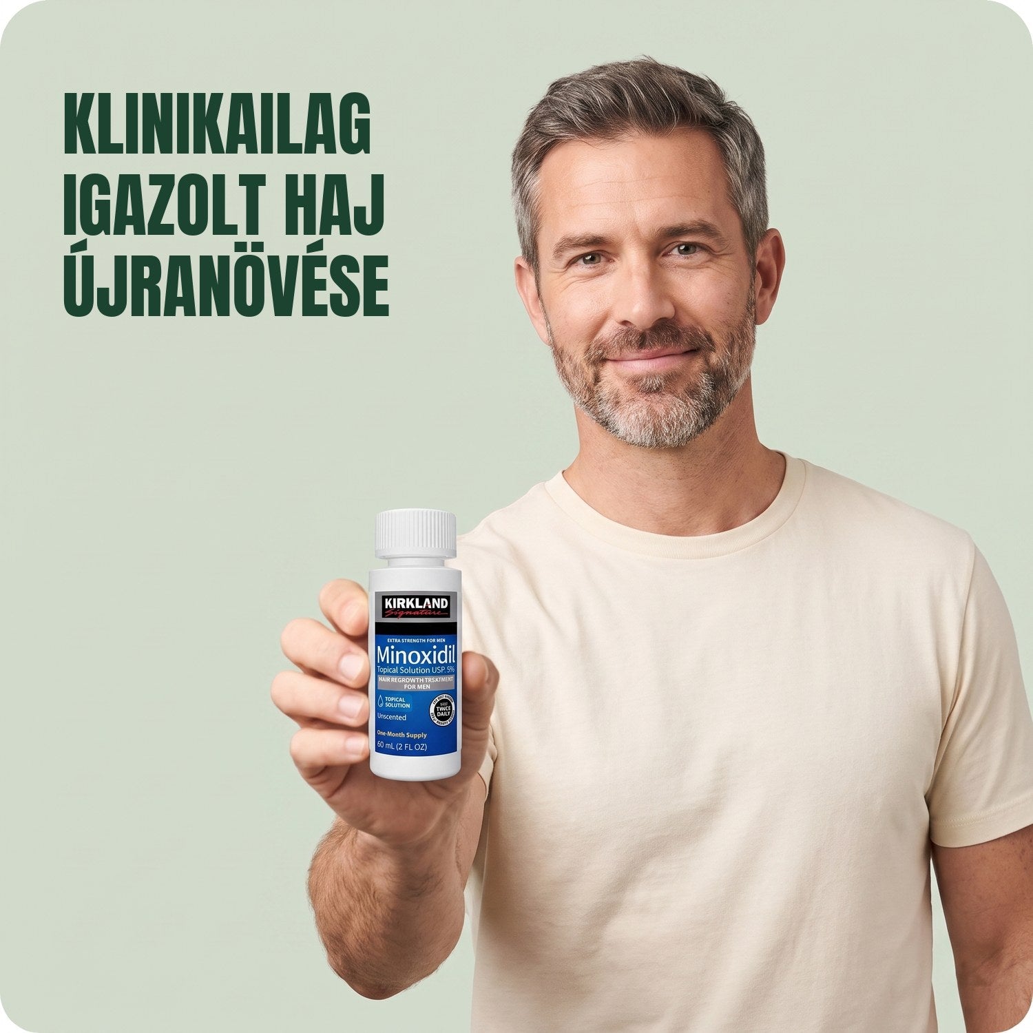 Férfi a Kirkland Signature Minoxidil 5% oldat flakonját tartja zöld háttér előtt