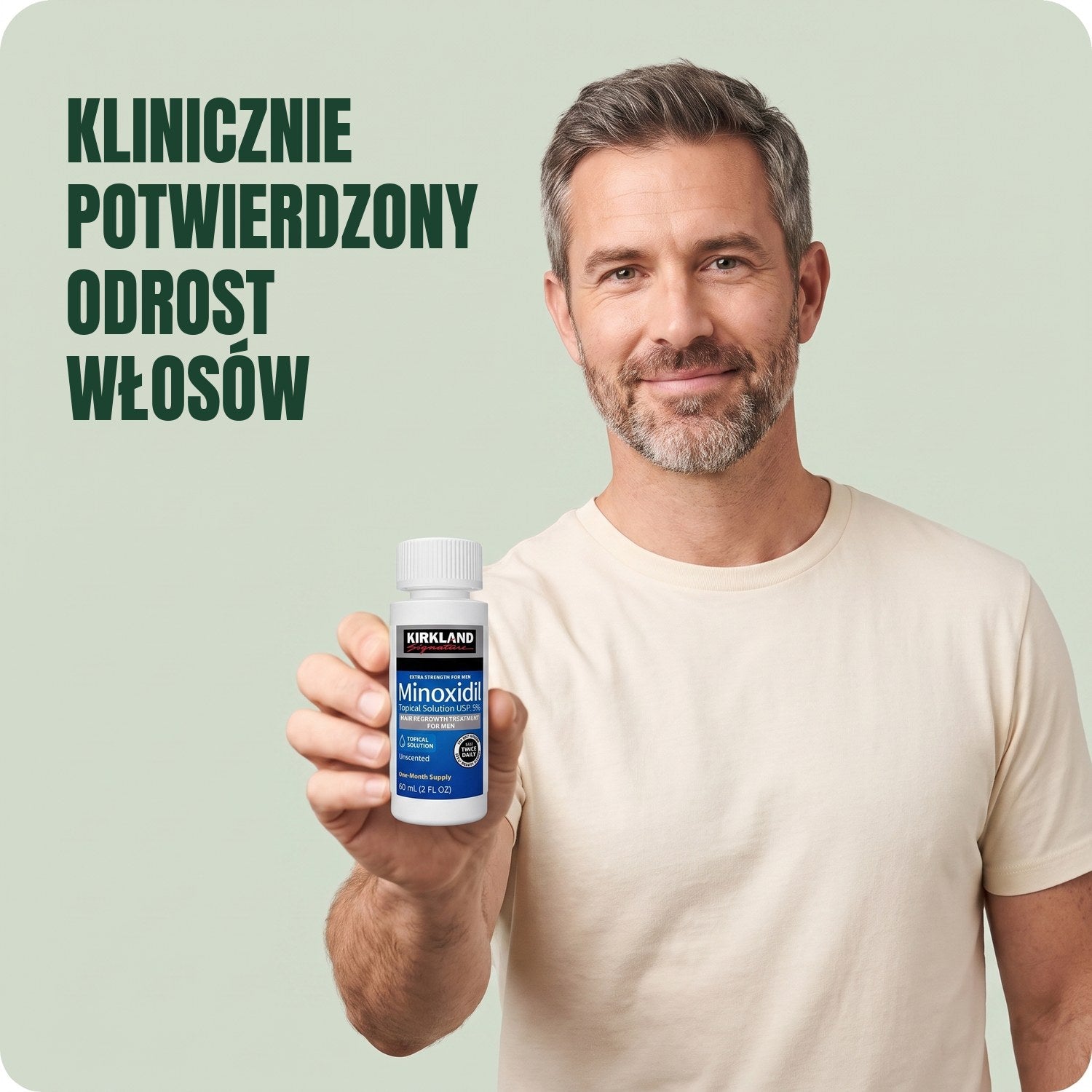 Mężczyzna trzyma butelkę płynu Kirkland Signature Minoxidil 5% na tle zielonego tła