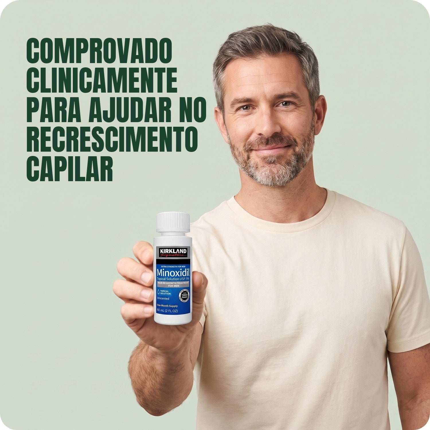 Homem segurando um frasco de loção Kirkland Signature Minoxidil 5% contra um fundo verde