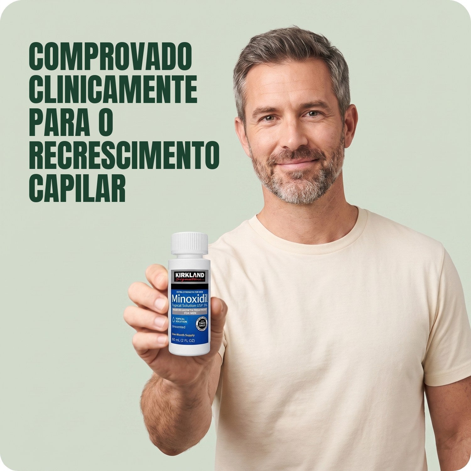 Homem a segurar um frasco de loção Kirkland Signature Minoxidil 5% sobre fundo verde