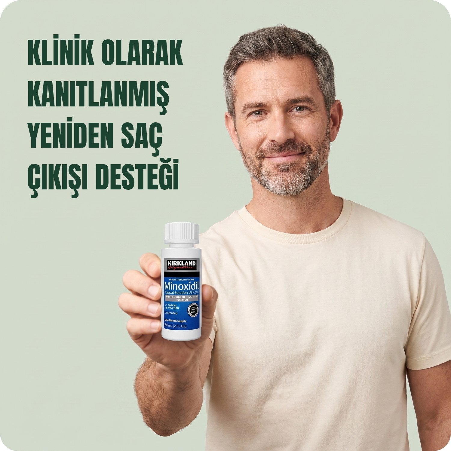 Yeşil arka planda elinde Kirkland Signature Minoksidil %5 solüsyon şişesi tutan erkek