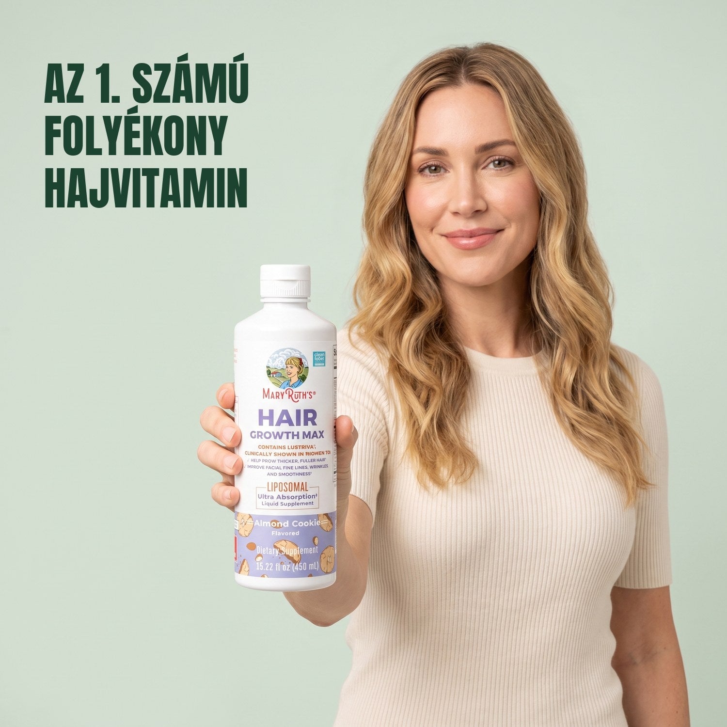 Nő a MaryRuth Organics Hair Growth Max Liposomal flakonját tartja zöld háttér előtt