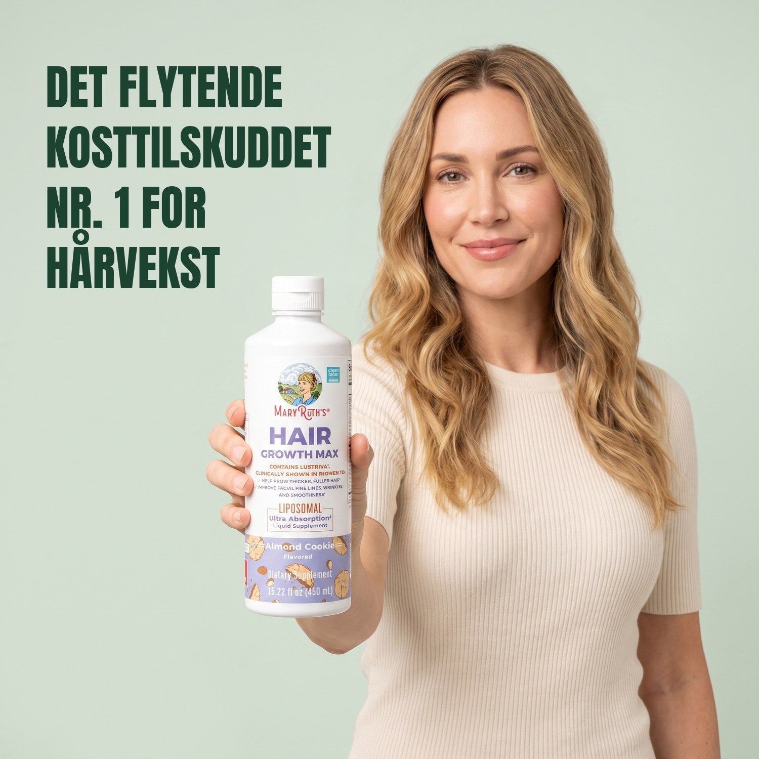 Kvinne som holder en flaske MaryRuth Organics Hair Growth Max Liposomal mot en grønn bakgrunn