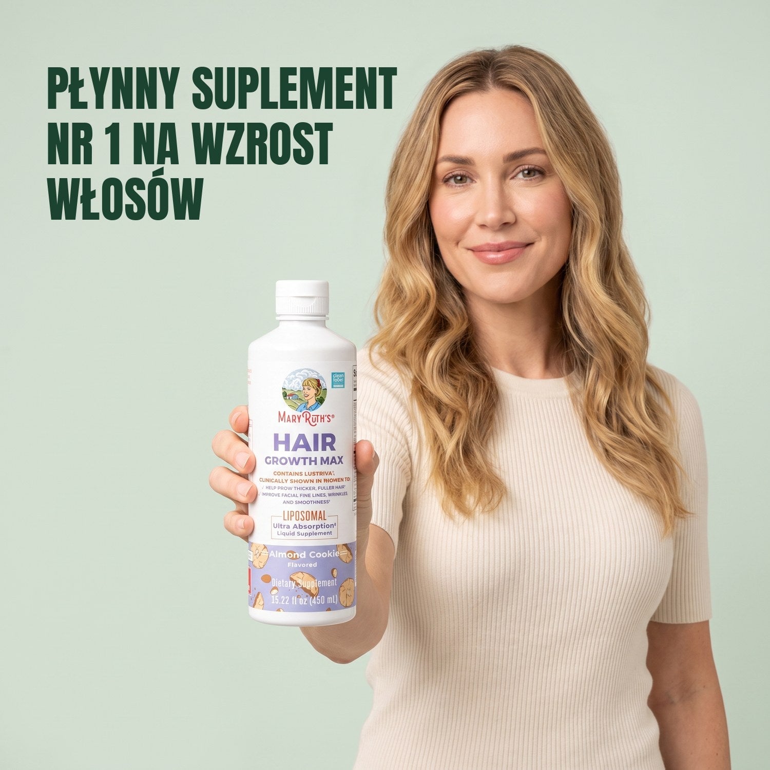Kobieta trzyma butelkę MaryRuth Organics Hair Growth Max Liposomal na tle zielonego tła