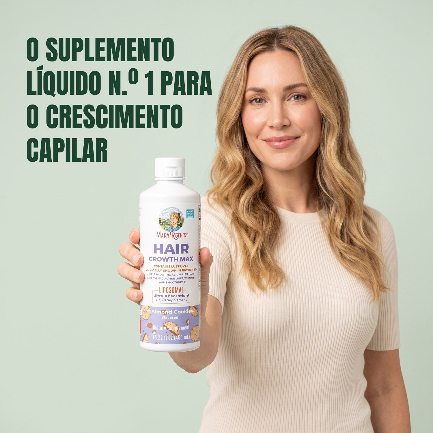 Mulher a segurar um frasco MaryRuth Organics Hair Growth Max Liposomal sobre fundo verde