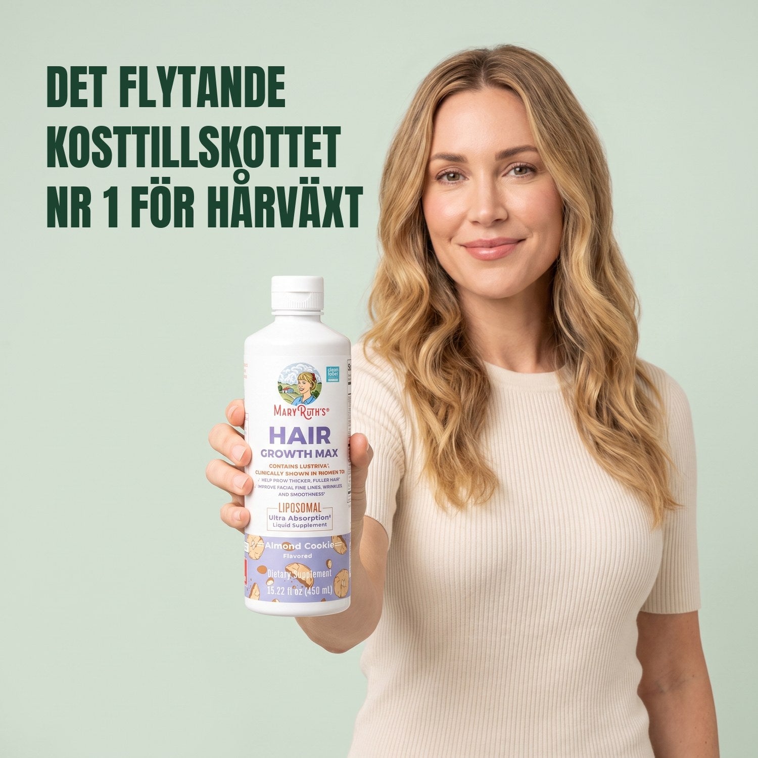 Kvinna håller en flaska MaryRuth Organics Hair Growth Max Liposomal mot en grön bakgrund