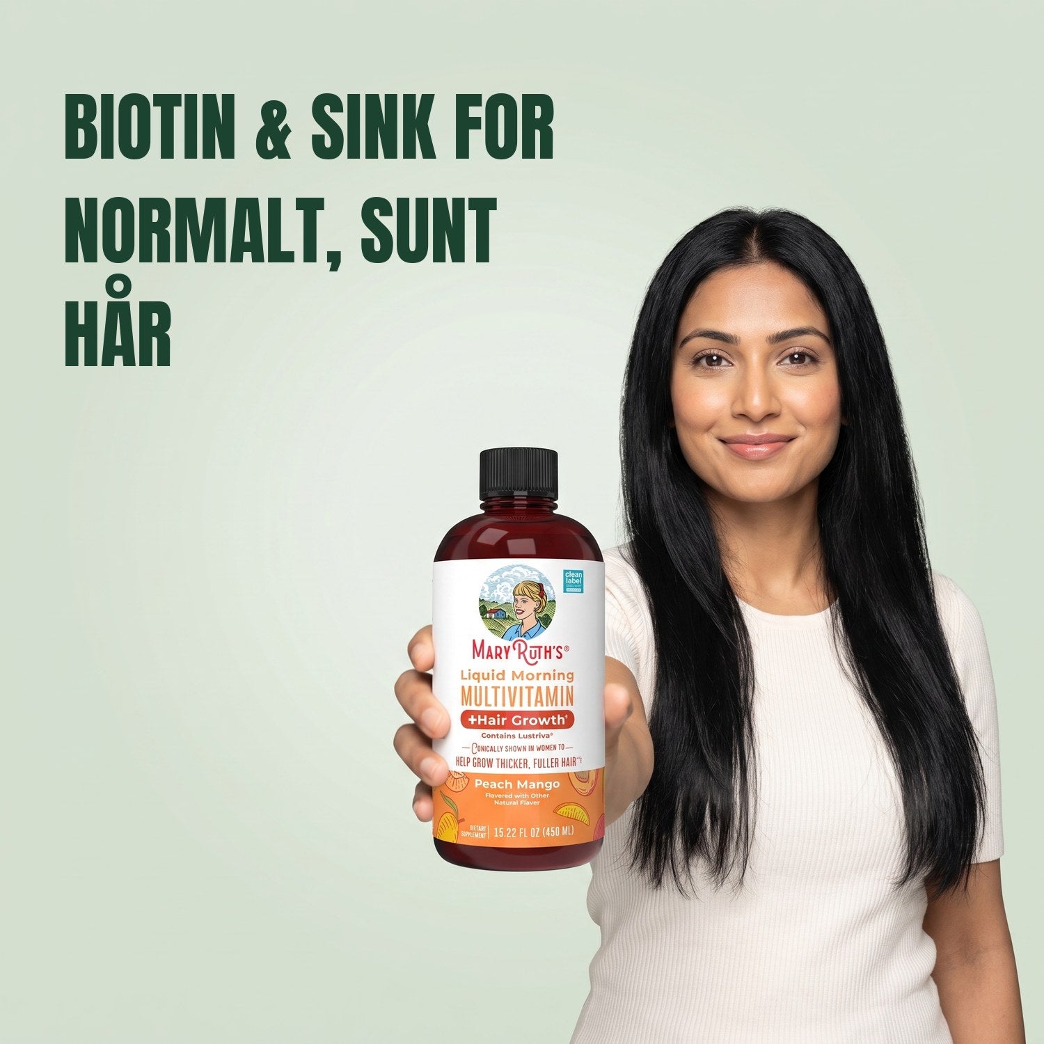 Kvinne som holder en flaske MaryRuth Organics Liquid Morning Multivitamin mot en grønn bakgrunn