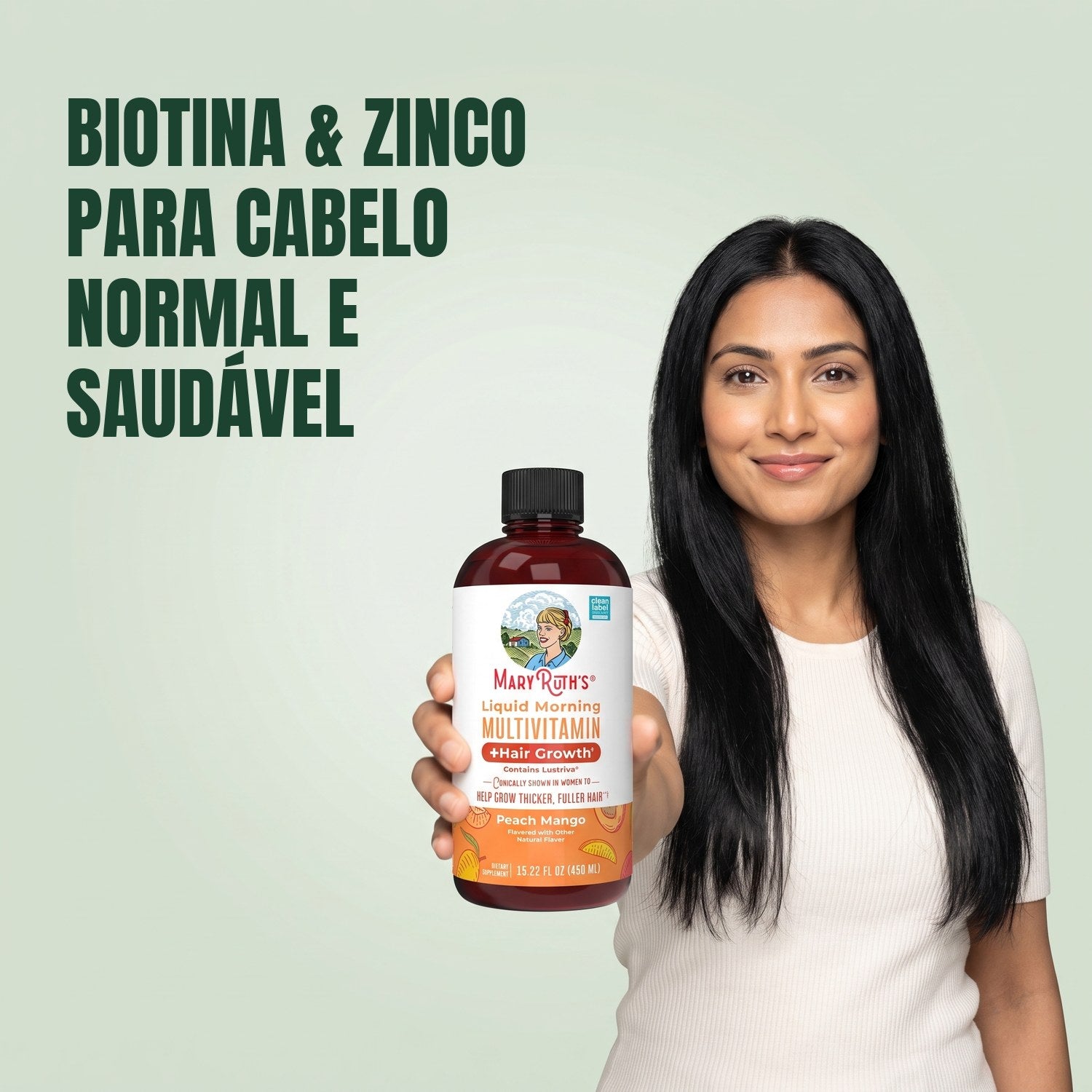 Mulher a segurar um frasco de multivitamínico líquido matinal MaryRuth Organics sobre fundo verde