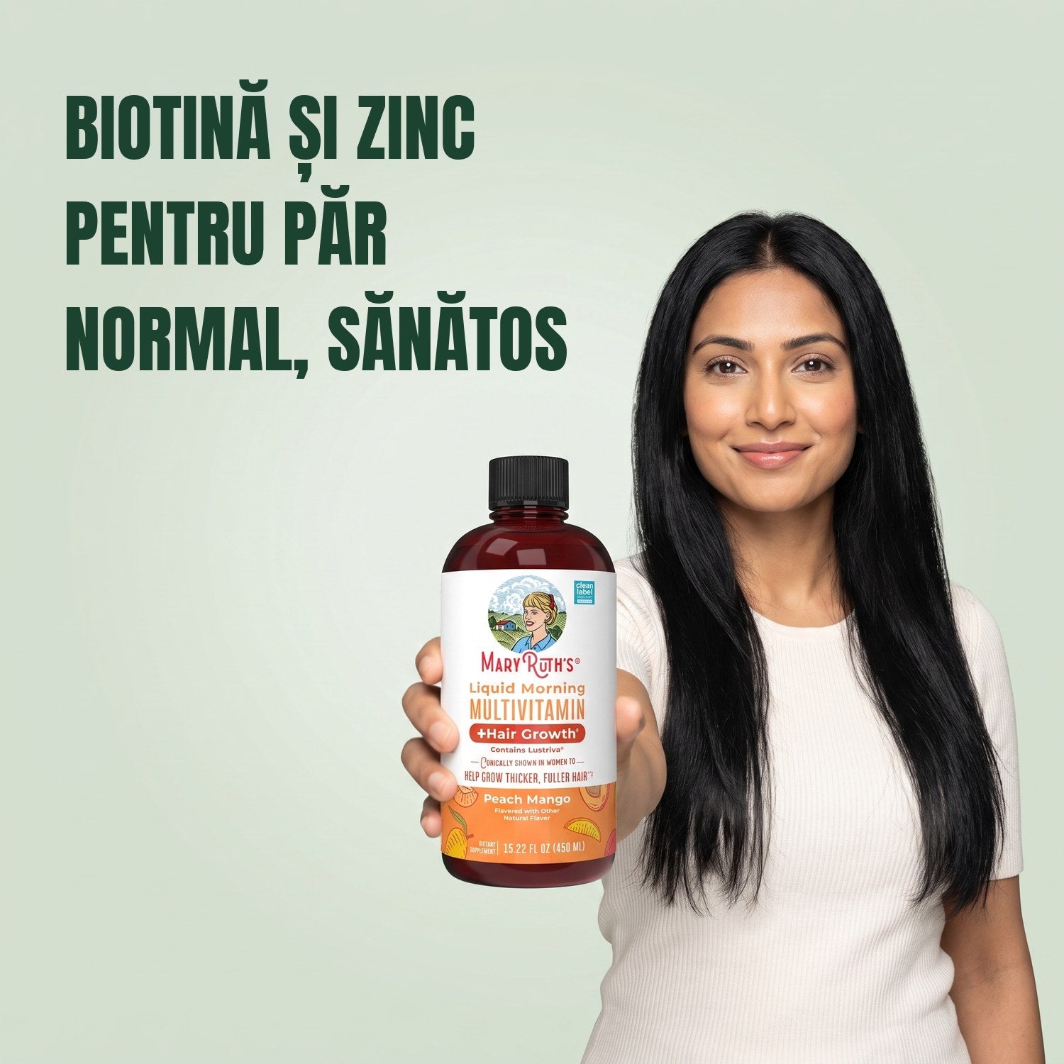 Femeie ținând o sticlă MaryRuth Organics Liquid Morning Multivitamin pe fundal verde