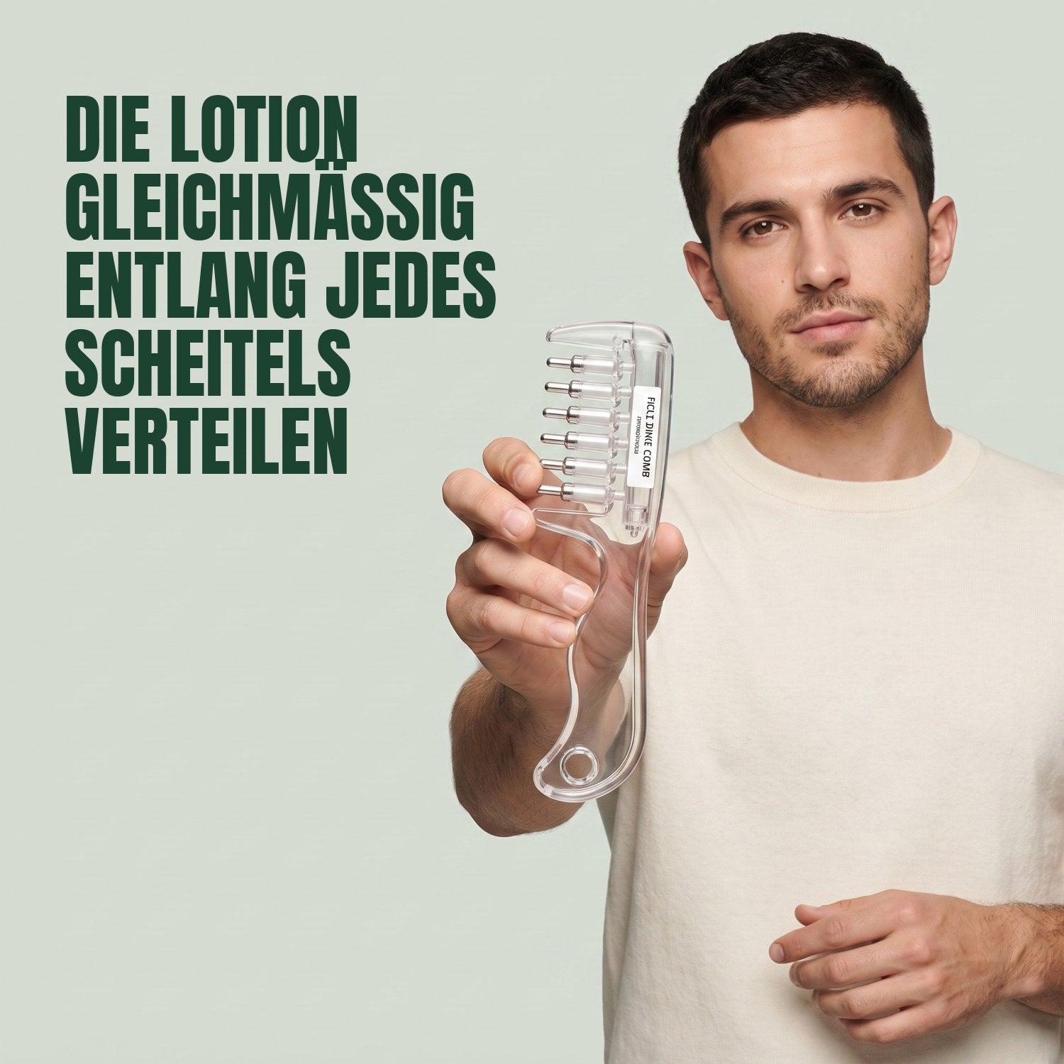 Mann mit dem Minoxidil-Applikatorkamm vor grünem Hintergrund