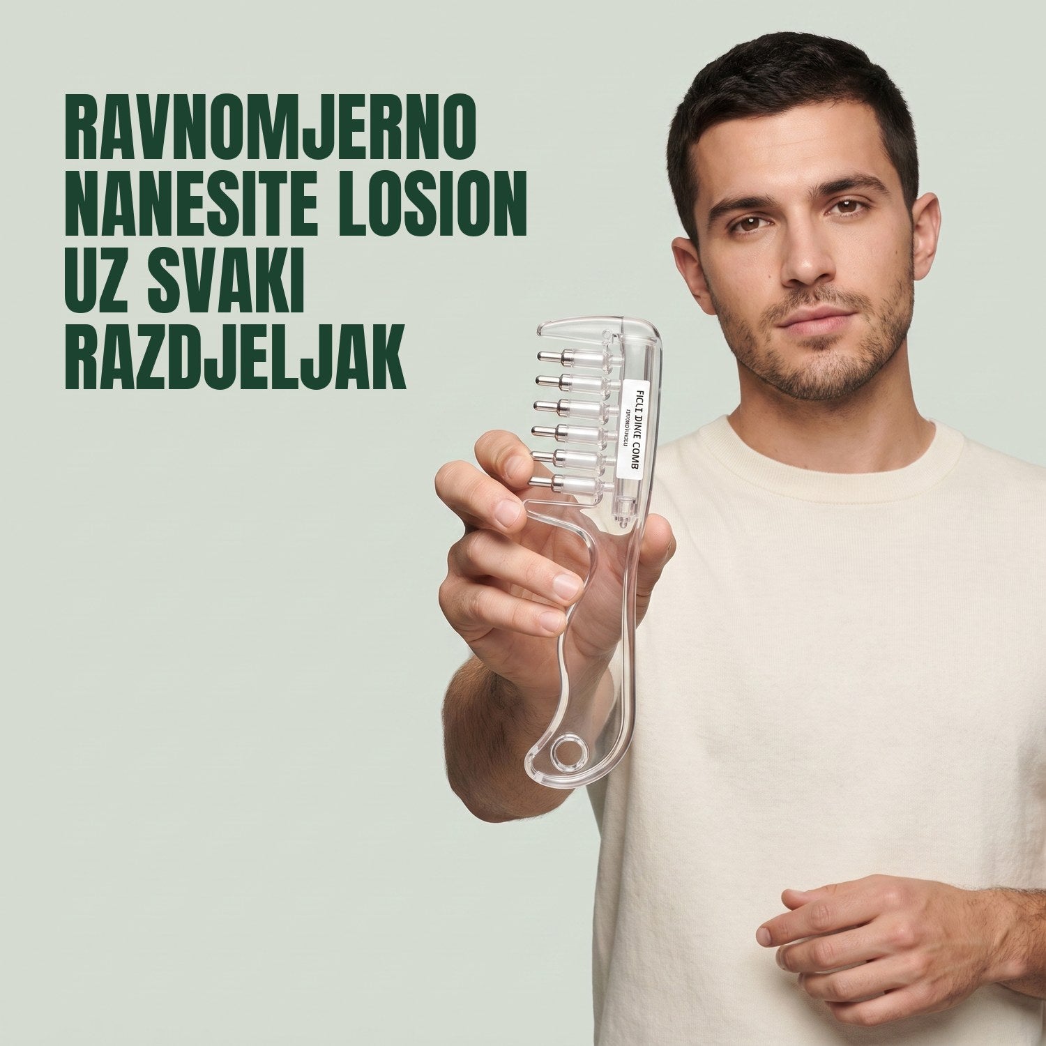 Muškarac drži češalj-aplikator za minoksidil na zelenoj pozadini