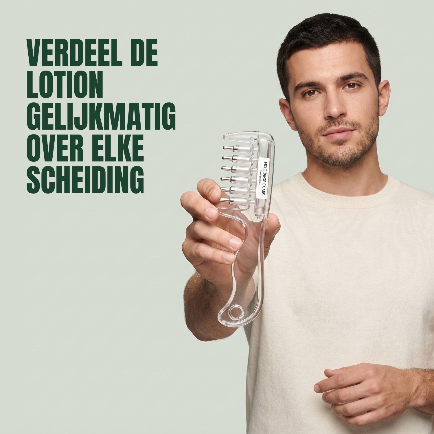 Man met de minoxidil-applicatorkam tegen een groene achtergrond