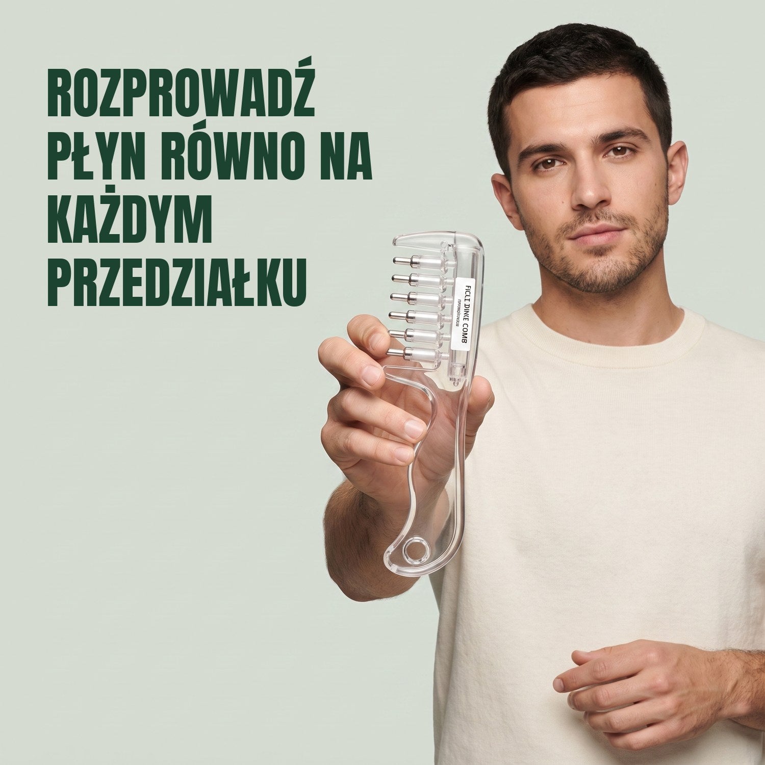 Mężczyzna trzyma aplikator-grzebień do minoksydylu na zielonym tle
