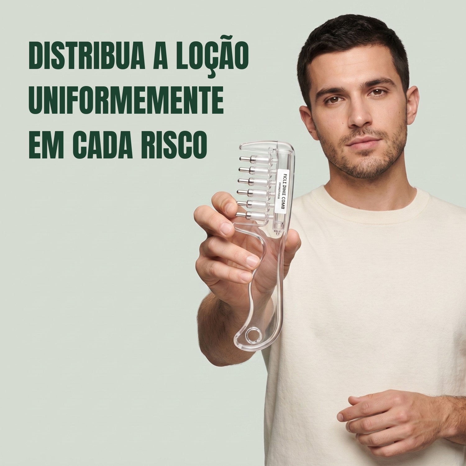 Homem a segurar o pente aplicador de minoxidil sobre fundo verde