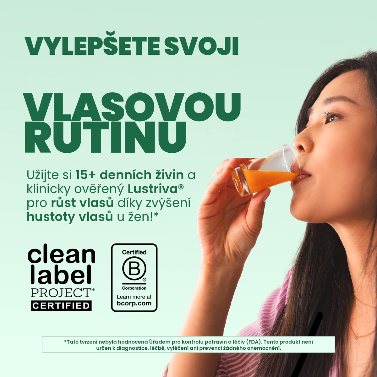 Žena pijící multivitamin s příchutí dračího ovoce a melounu, se známkami Clean Label Project Certified a Certified B Corporation