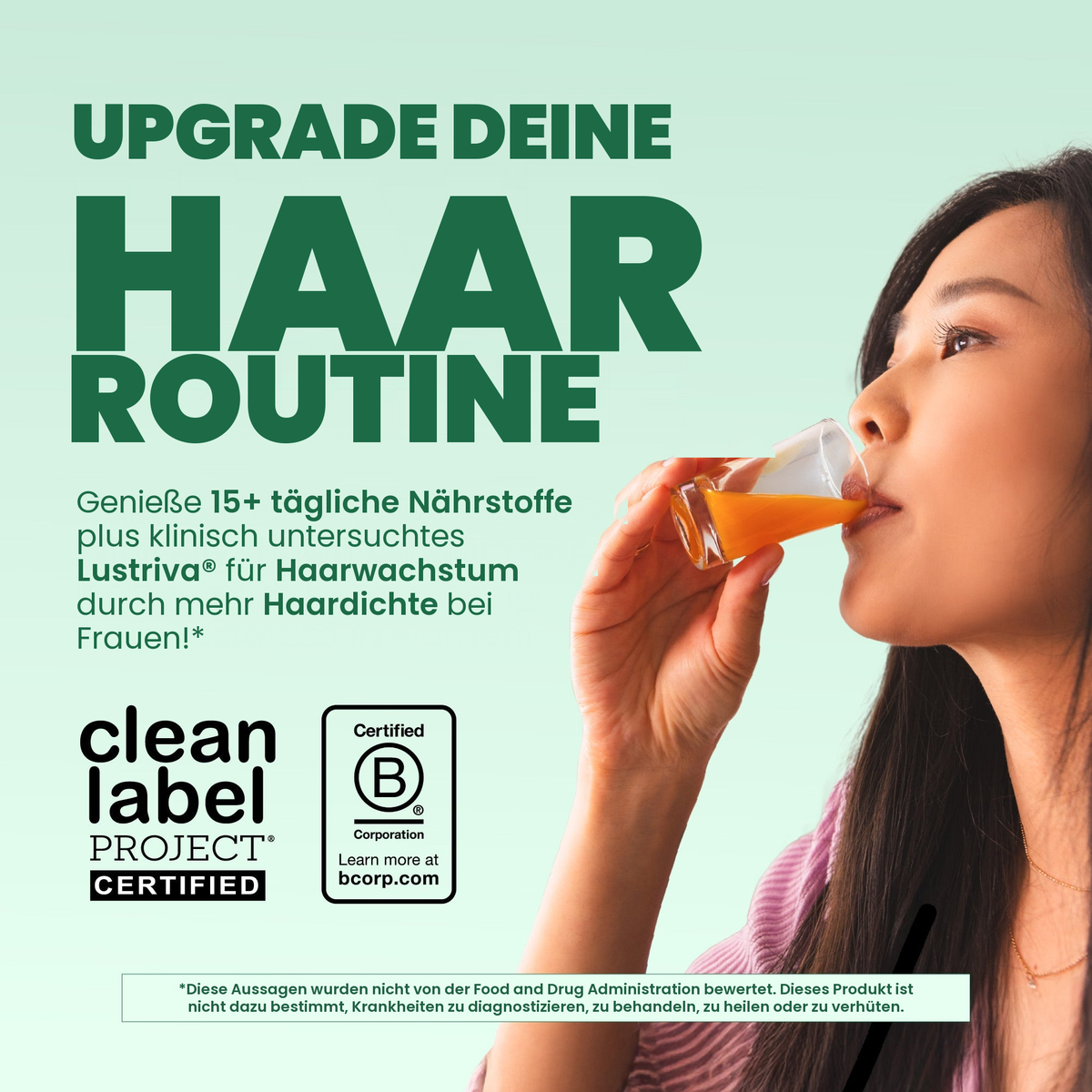 Frau, die das Multivitamin mit Drachenfrucht-Melone trinkt, mit den Siegeln Clean Label Project Certified und Certified B Corporation