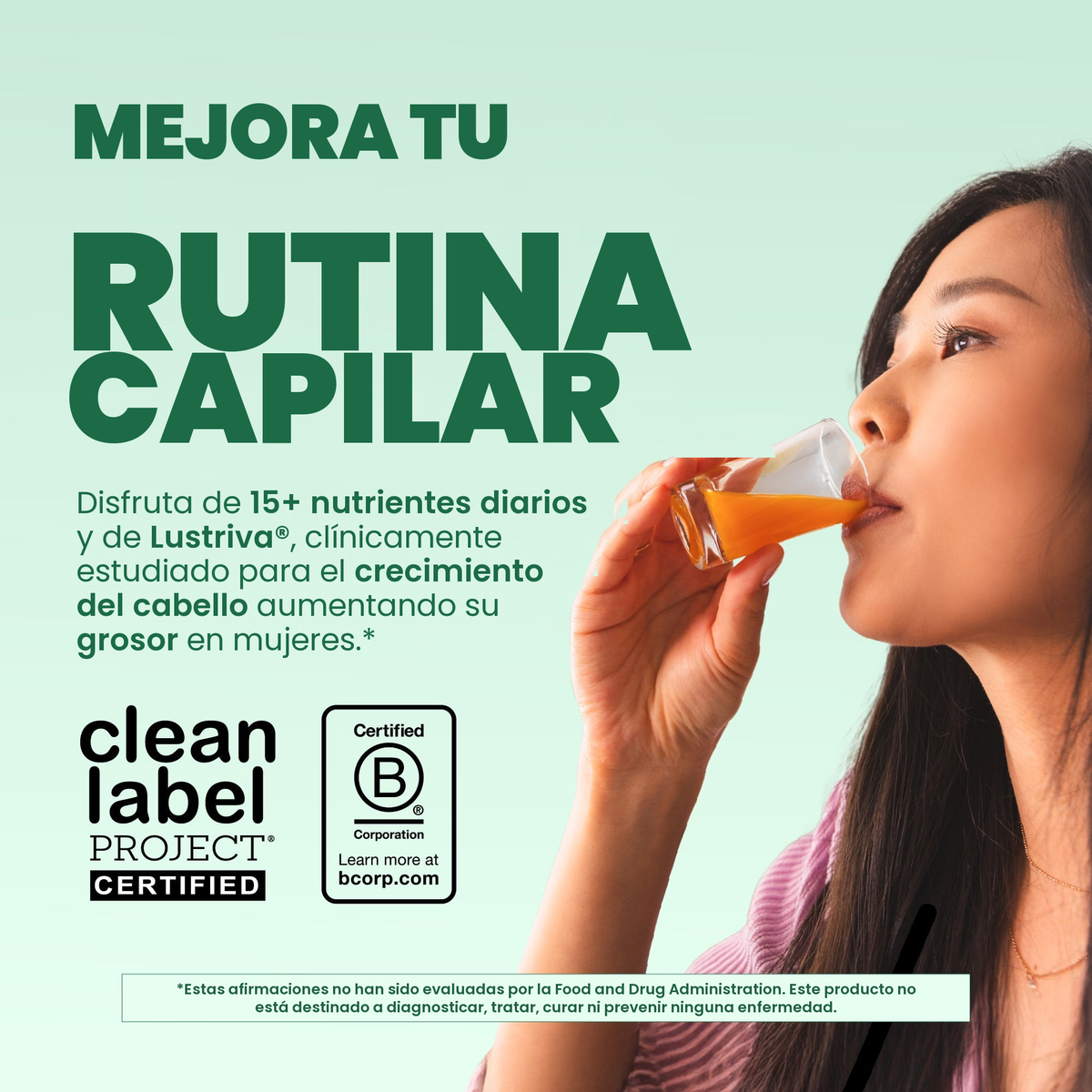 Mujer bebiendo el multivitamínico de pitaya y melón, con los sellos Clean Label Project Certified y Certified B Corporation