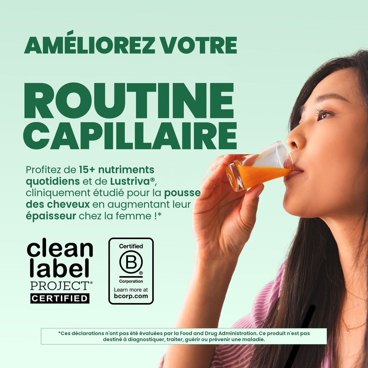 Femme buvant la multivitamine goût fruit du dragon-melon, avec les labels Clean Label Project Certified et Certified B Corporation