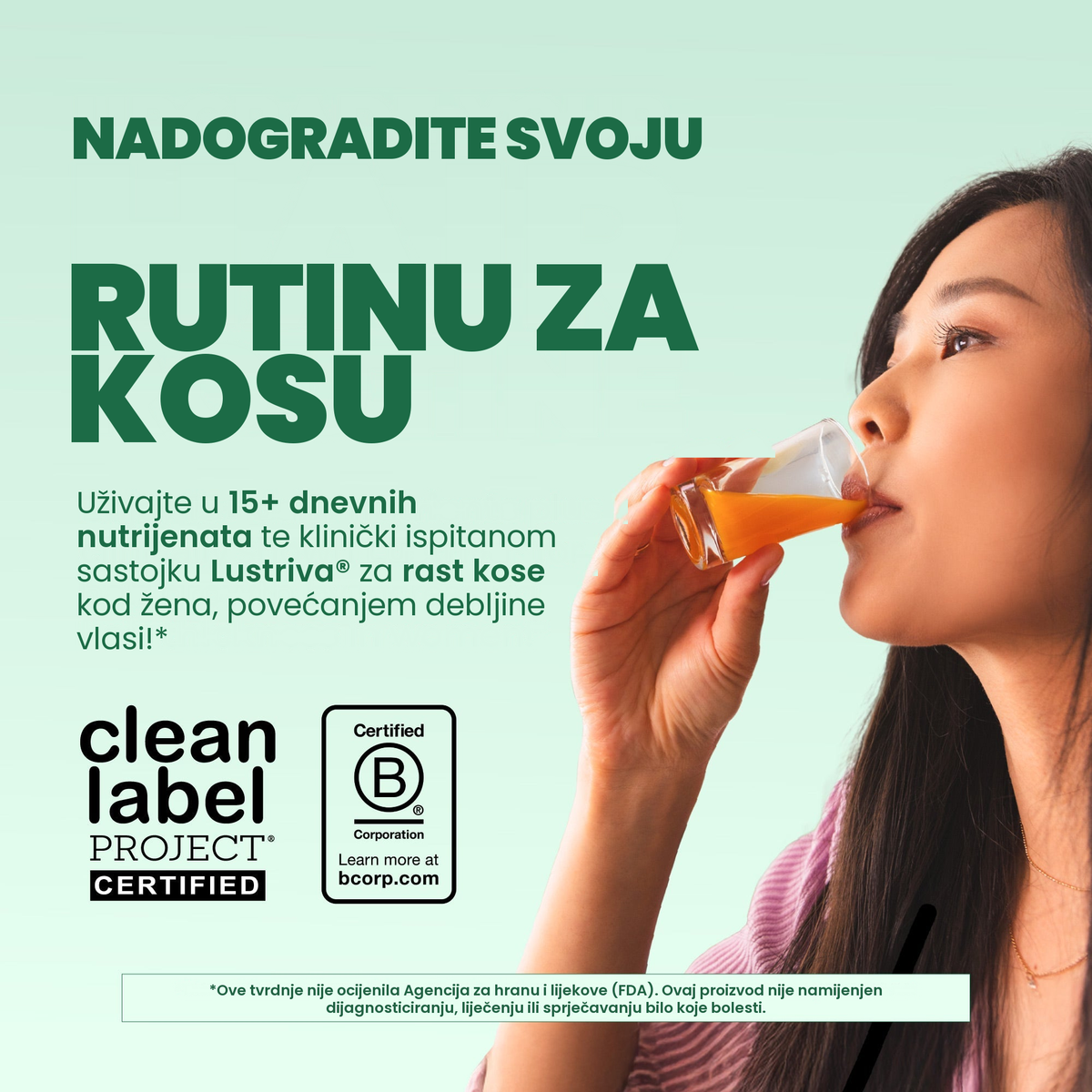 Žena pije multivitamin s okusom zmajevog voća i dinje, sa znakovima Clean Label Project Certified i Certified B Corporation