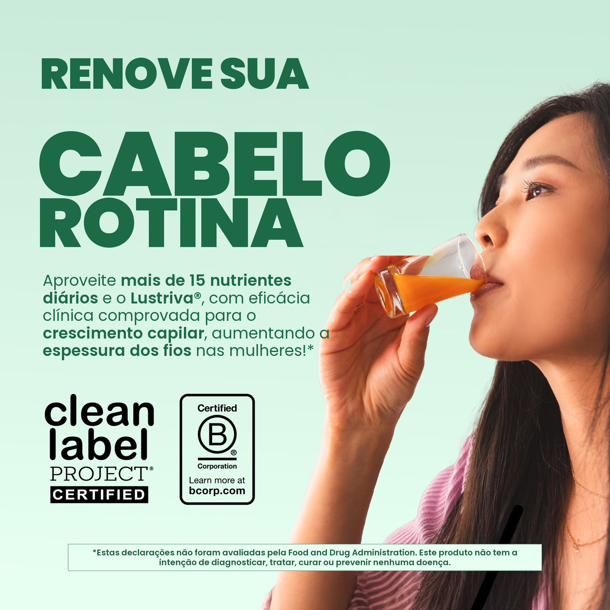 Mulher bebendo o multivitamínico de pitaia com melão, com os selos Clean Label Project Certified e Certified B Corporation