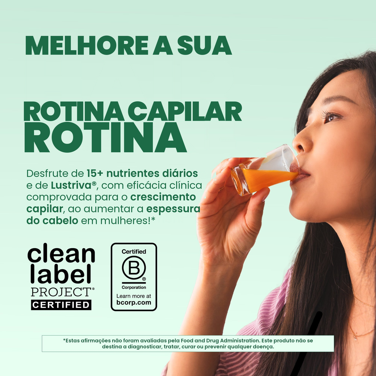 Mulher a beber o multivitamínico de pitaia e melão, com os selos Clean Label Project Certified e Certified B Corporation