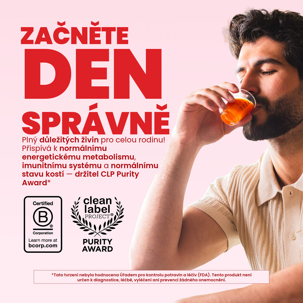 Muž pijící malinový Liquid Morning Multivitamin, se známkami Certified B Corporation a Clean Label Project Purity Award