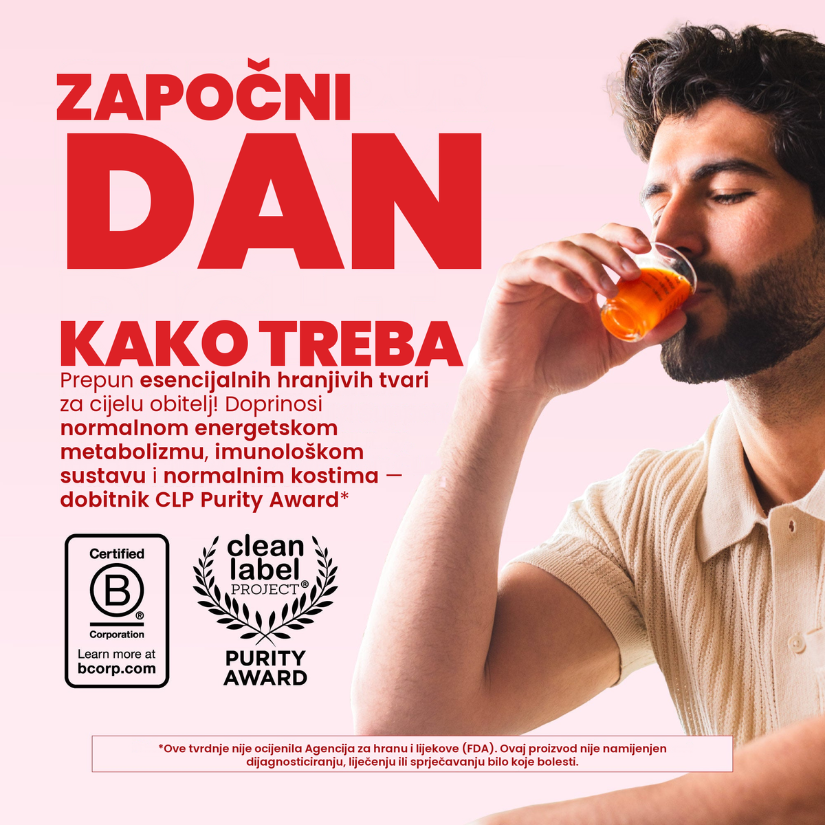 Muškarac pije Liquid Morning Multivitamin s okusom maline, sa znakovima Certified B Corporation i Clean Label Project Purity Award