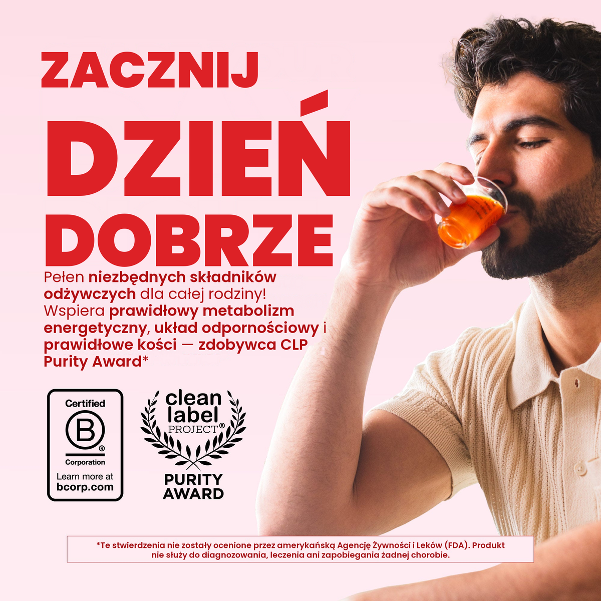 Mężczyzna pijący malinowy Liquid Morning Multivitamin, ze znakami Certified B Corporation i Clean Label Project Purity Award