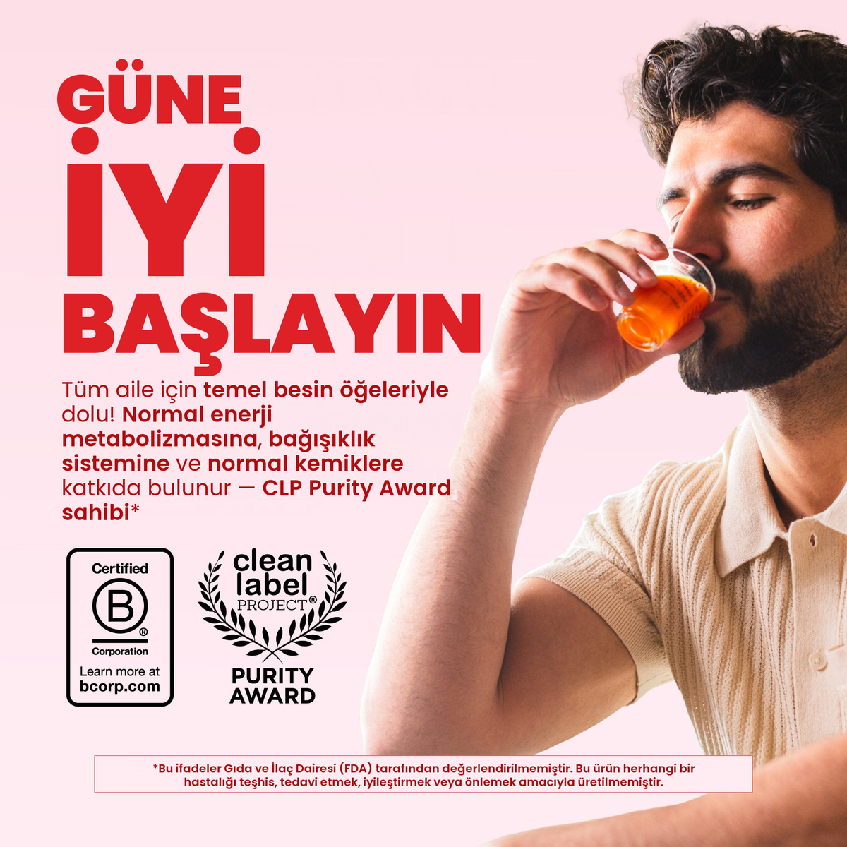 Ahududu aromalı Liquid Morning Multivitamin içen bir erkek, Certified B Corporation ve Clean Label Project Purity Award işaretleriyle