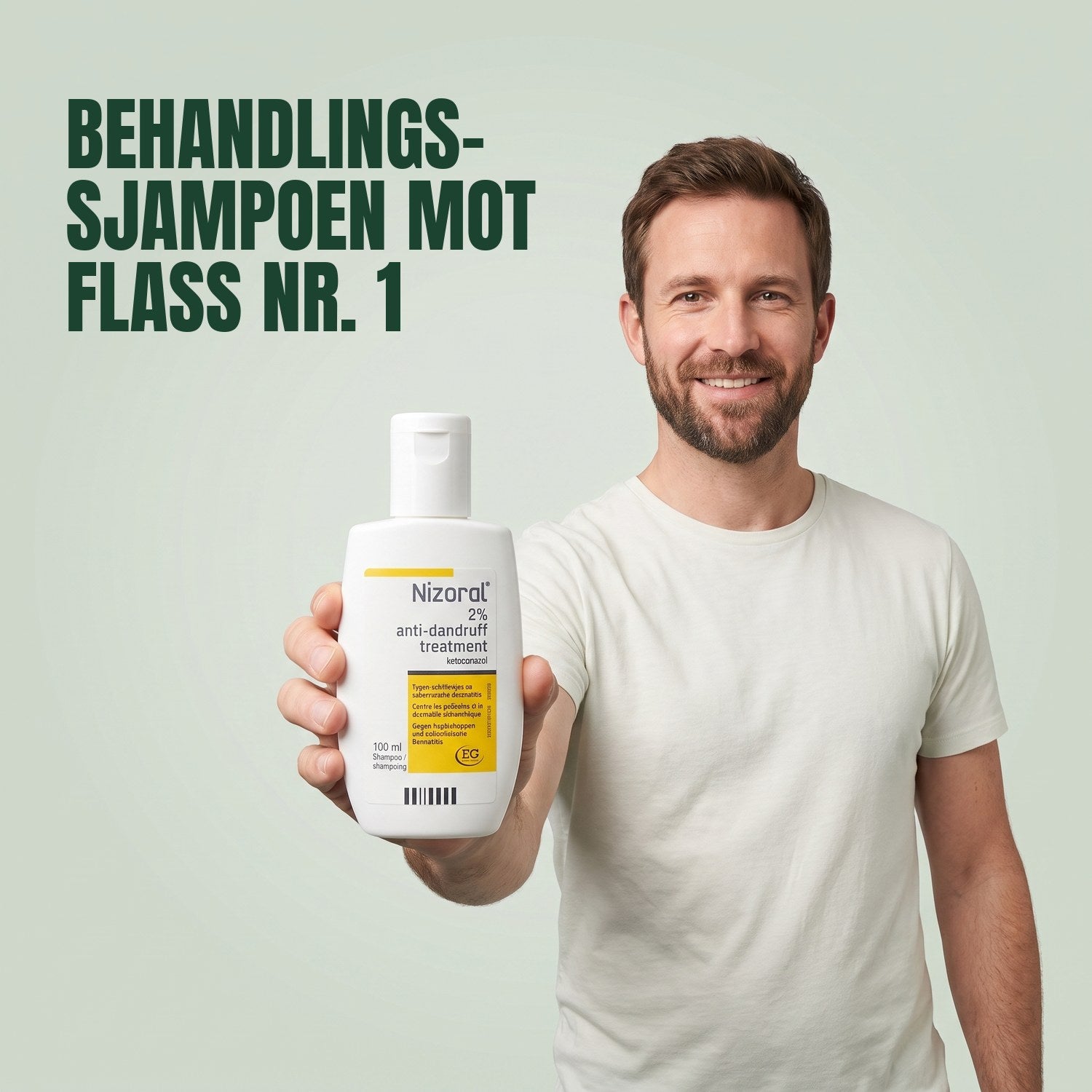 Mann som holder en flaske Nizoral anti-flass behandlingssjampo 2 %, 100 ml, mot en grønn bakgrunn
