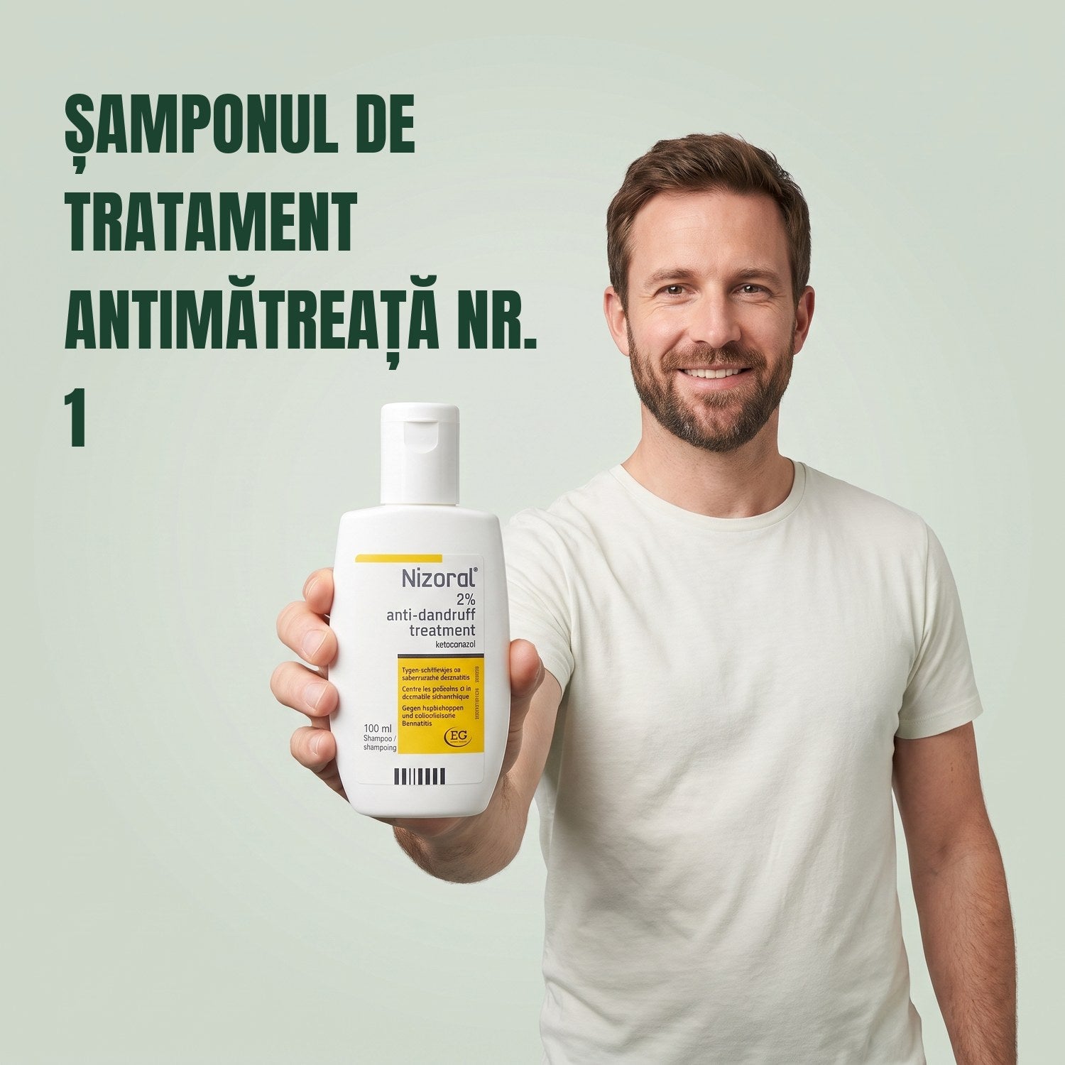 Bărbat ținând o sticlă de 100 ml șampon tratament Nizoral antimătreață 2% pe fundal verde