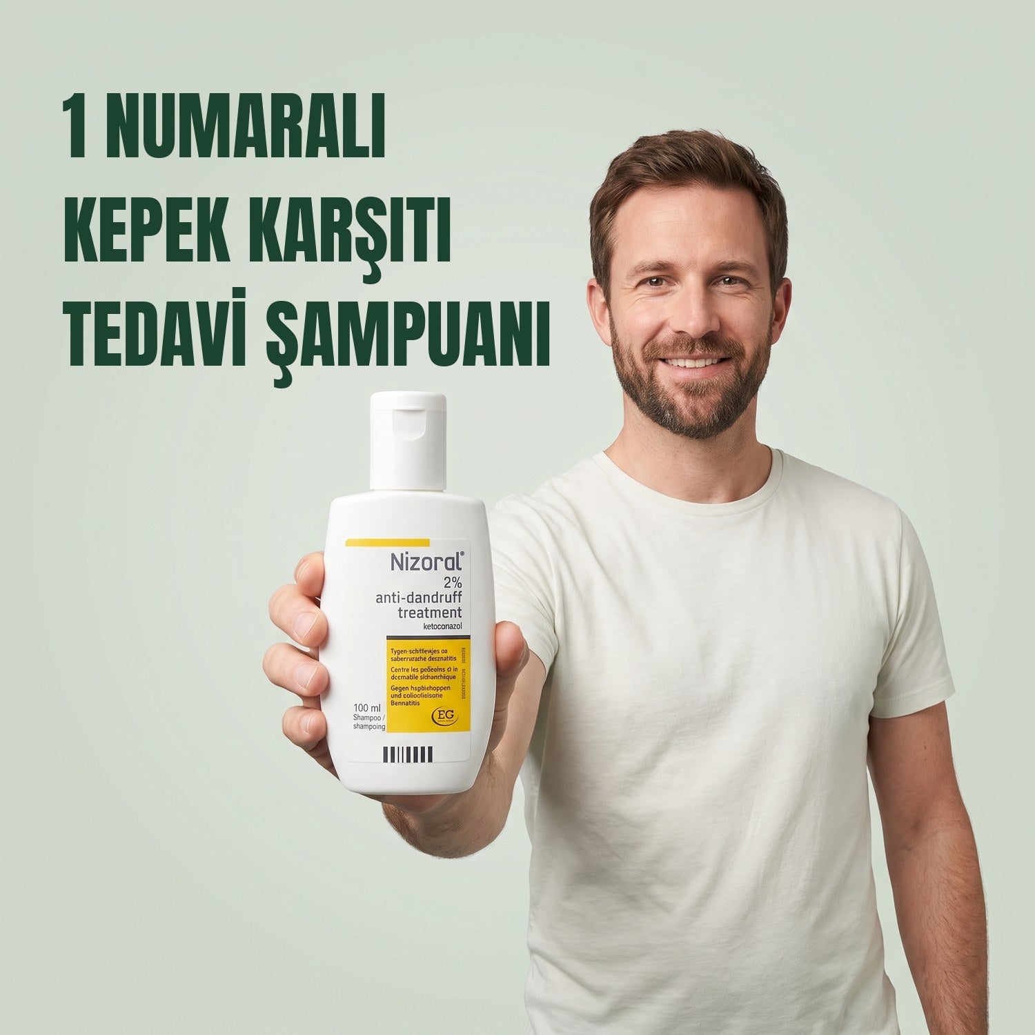 Yeşil arka planda elinde Nizoral kepek karşıtı tedavi şampuanı %2 100 ml şişesi tutan erkek