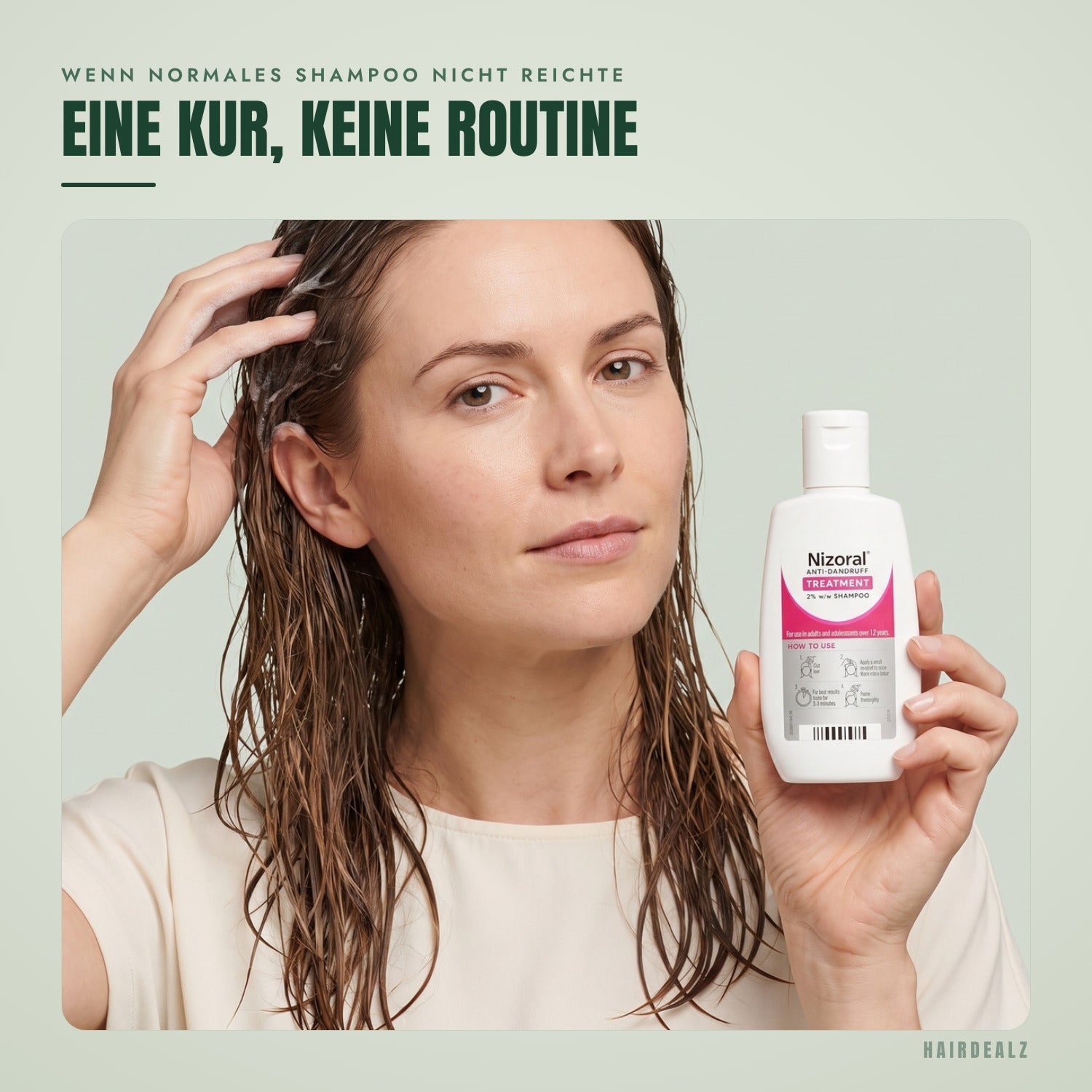 Nizoral 2% 60 ml in Anwendung vor grünem Hintergrund