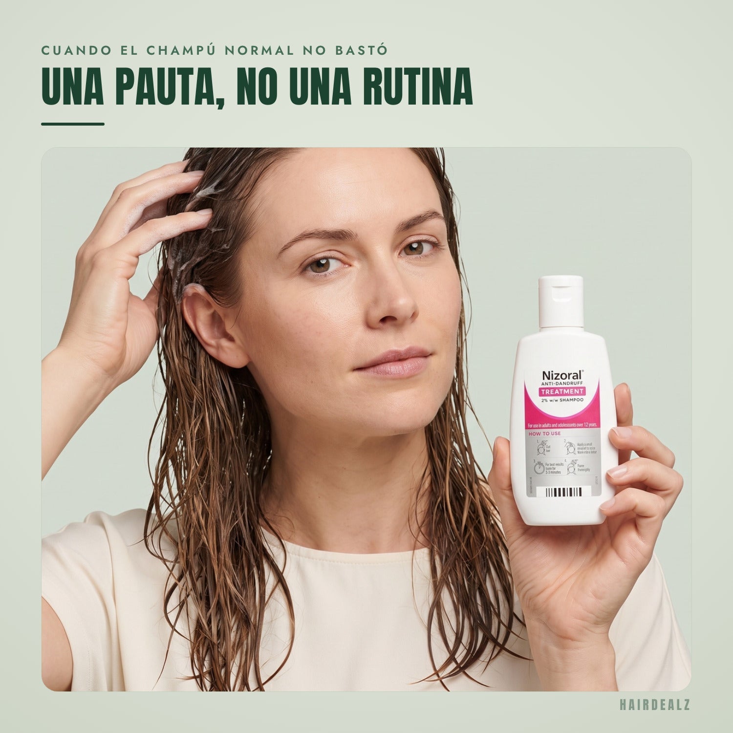 Nizoral 2% 60 ml en uso sobre un fondo verde