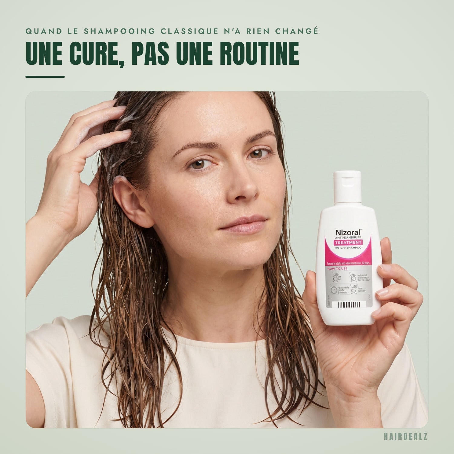 Nizoral 2% 60 ml en cours d'utilisation sur fond vert