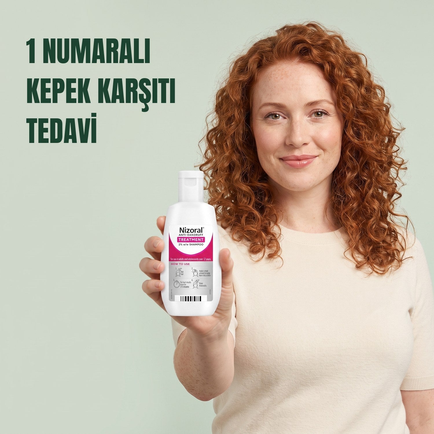 Yeşil arka planda elinde Nizoral kepek karşıtı tedavi şampuanı %2 şişesi tutan kadın