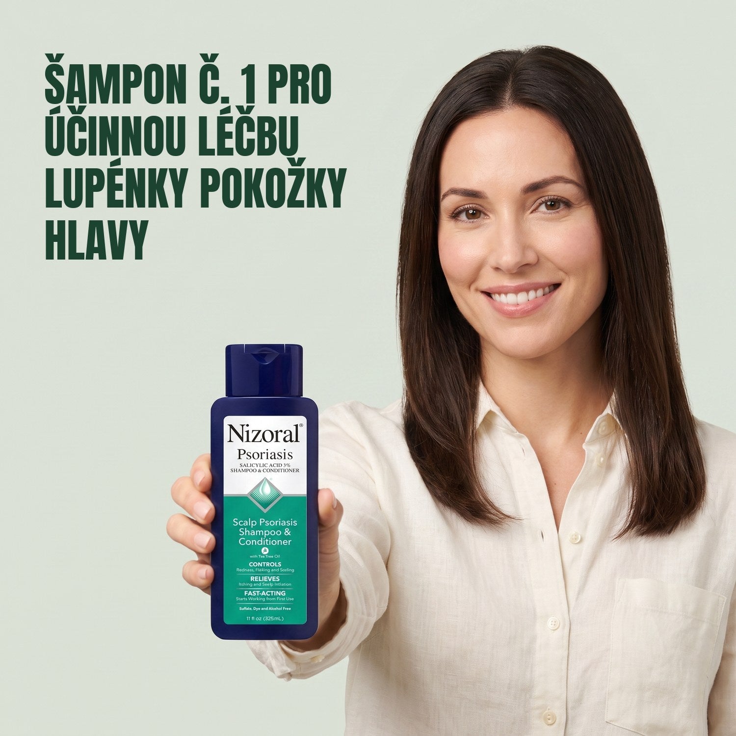 Žena drží šampon a kondicionér Nizoral proti psoriáze pokožky hlavy na zeleném pozadí