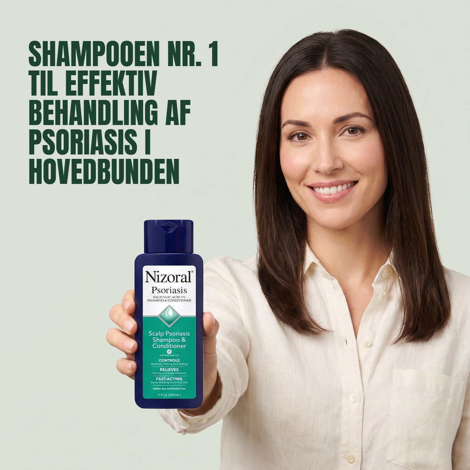 Kvinde holder Nizoral scalp psoriasis shampoo og balsam mod en grøn baggrund
