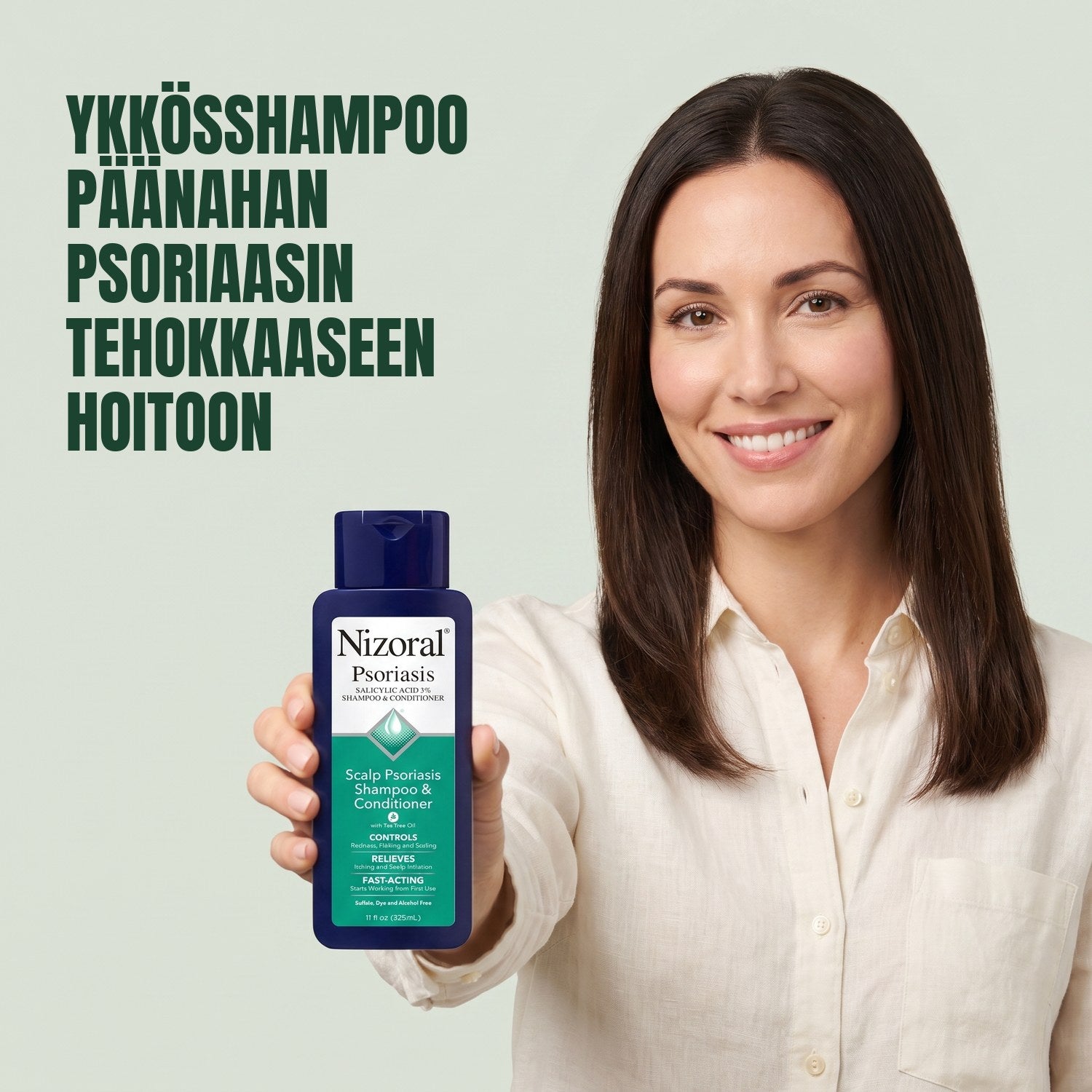 Nainen pitelee Nizoral-päänahan psoriasis-shampoota ja -hoitoainetta vihreää taustaa vasten