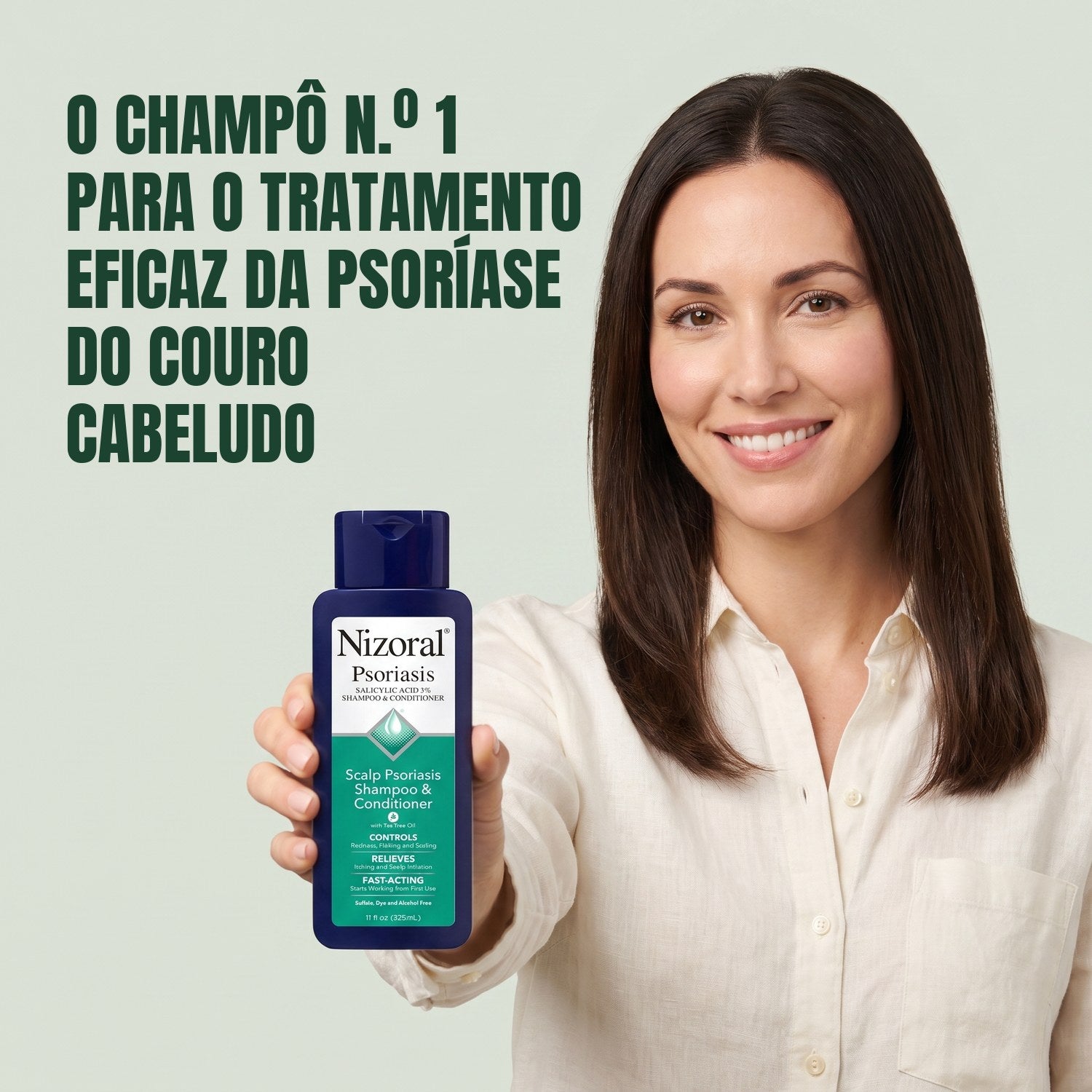Mulher a segurar champô e amaciador Nizoral para psoríase do couro cabeludo sobre fundo verde