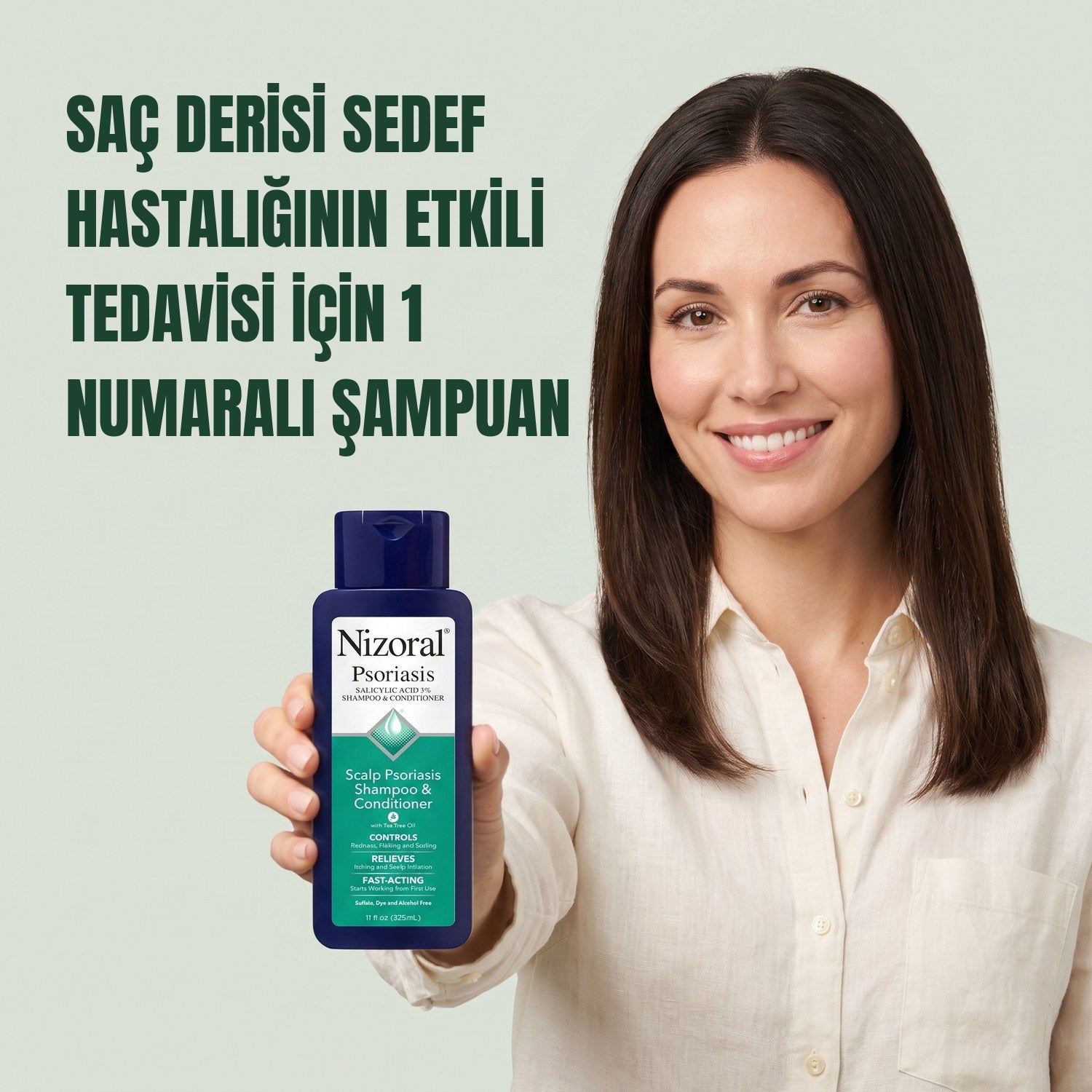 Yeşil arka planda elinde Nizoral saç derisi sedef hastalığı şampuanı ve saç kremi tutan kadın