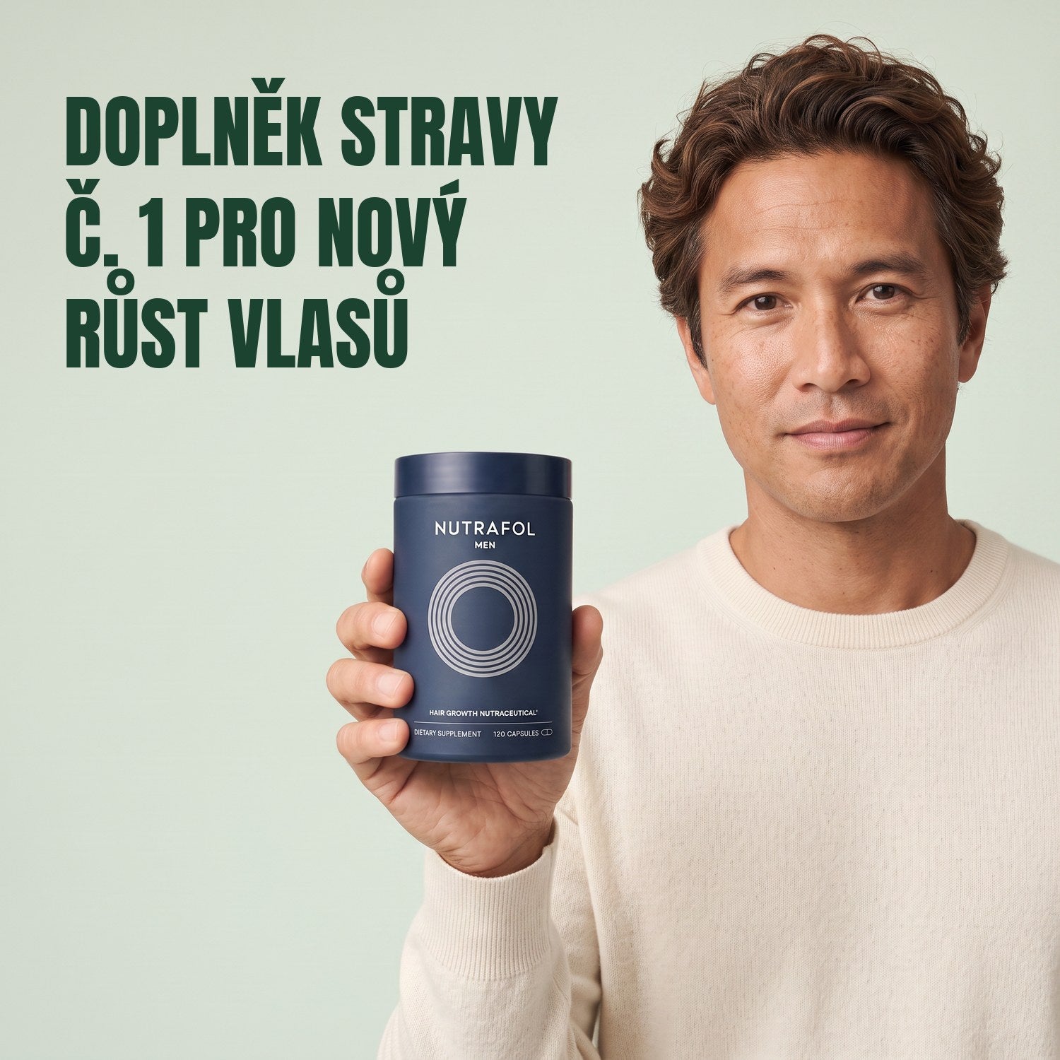 Muž drží krabičku doplňku stravy Nutrafol for Men na zeleném pozadí