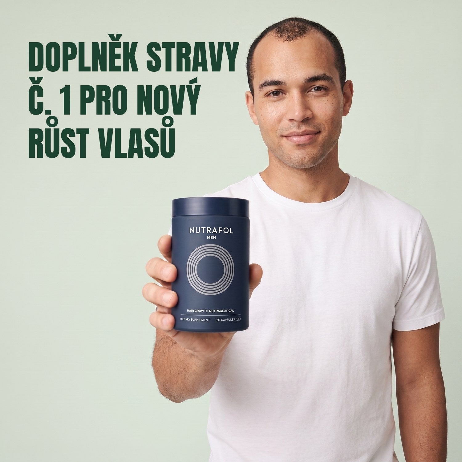 Muž drží krabičku doplňku stravy Nutrafol for Men na zeleném pozadí