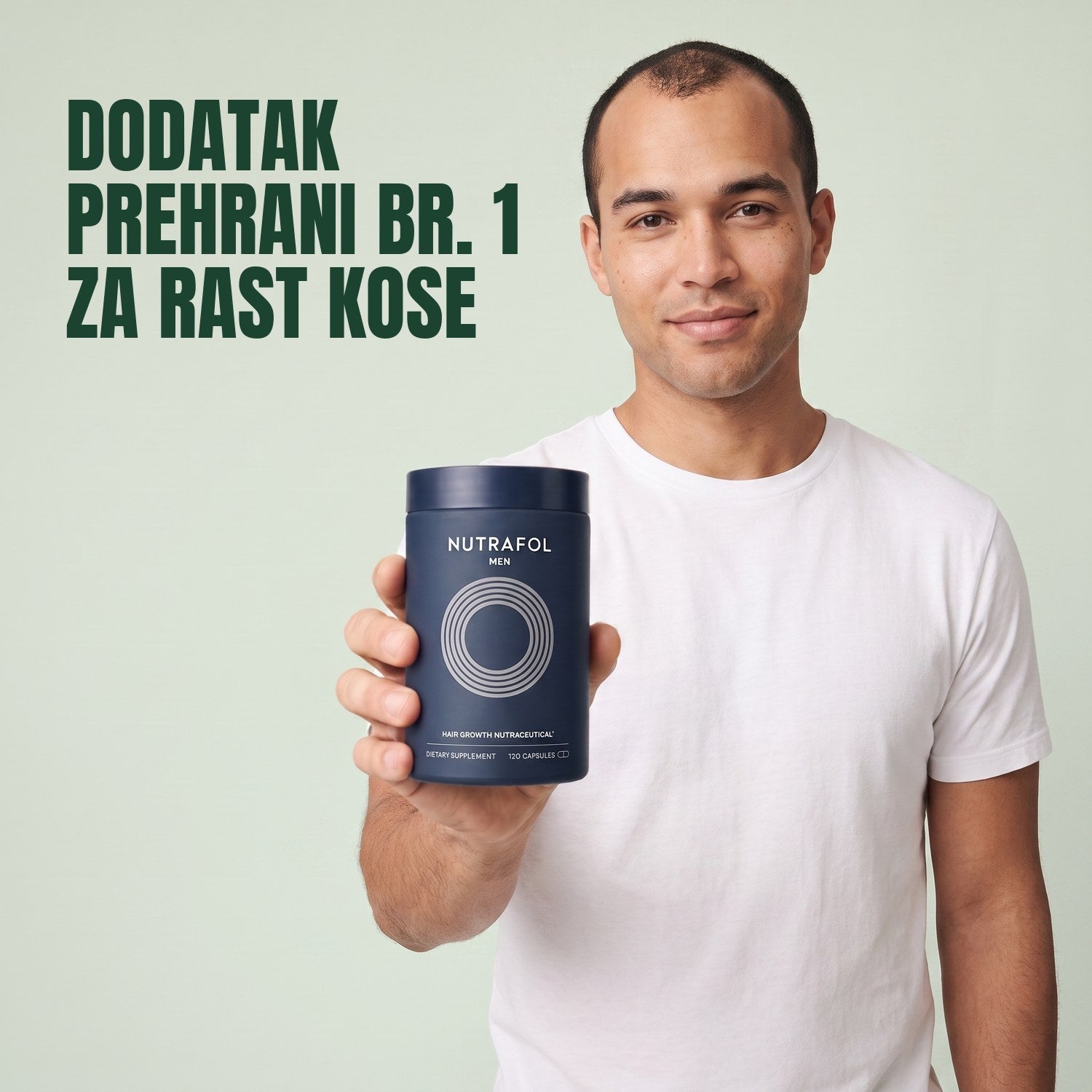 Muškarac drži kutiju dodatka prehrani Nutrafol for Men na zelenoj pozadini