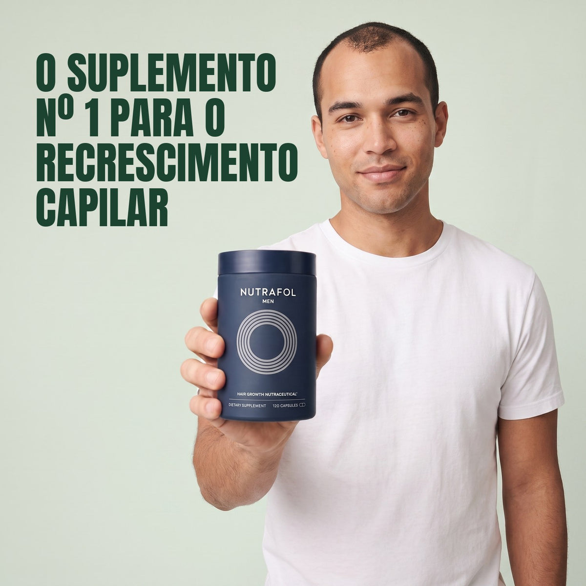 Homem segurando a caixa de suplemento Nutrafol for Men em fundo verde