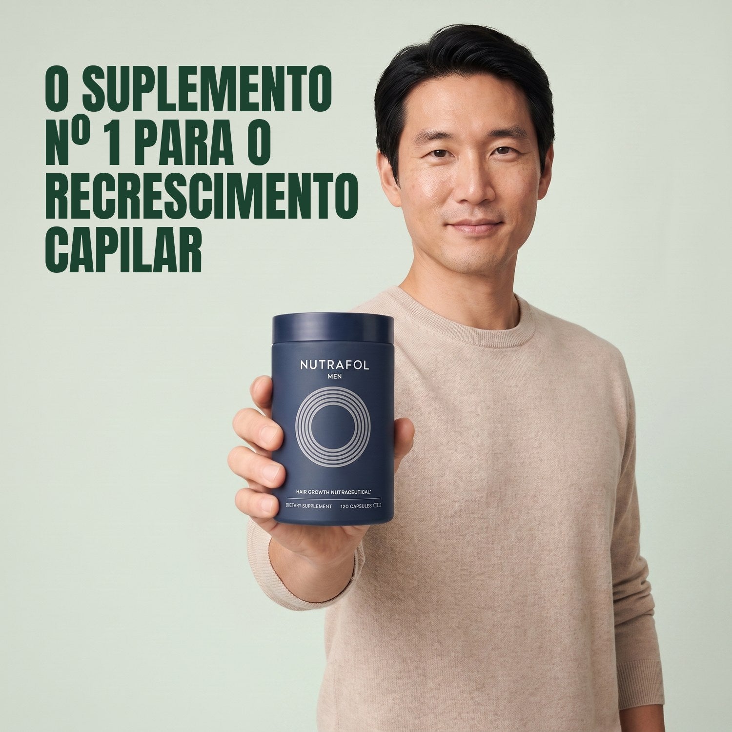 Homem segurando a caixa de suplemento Nutrafol for Men em fundo verde