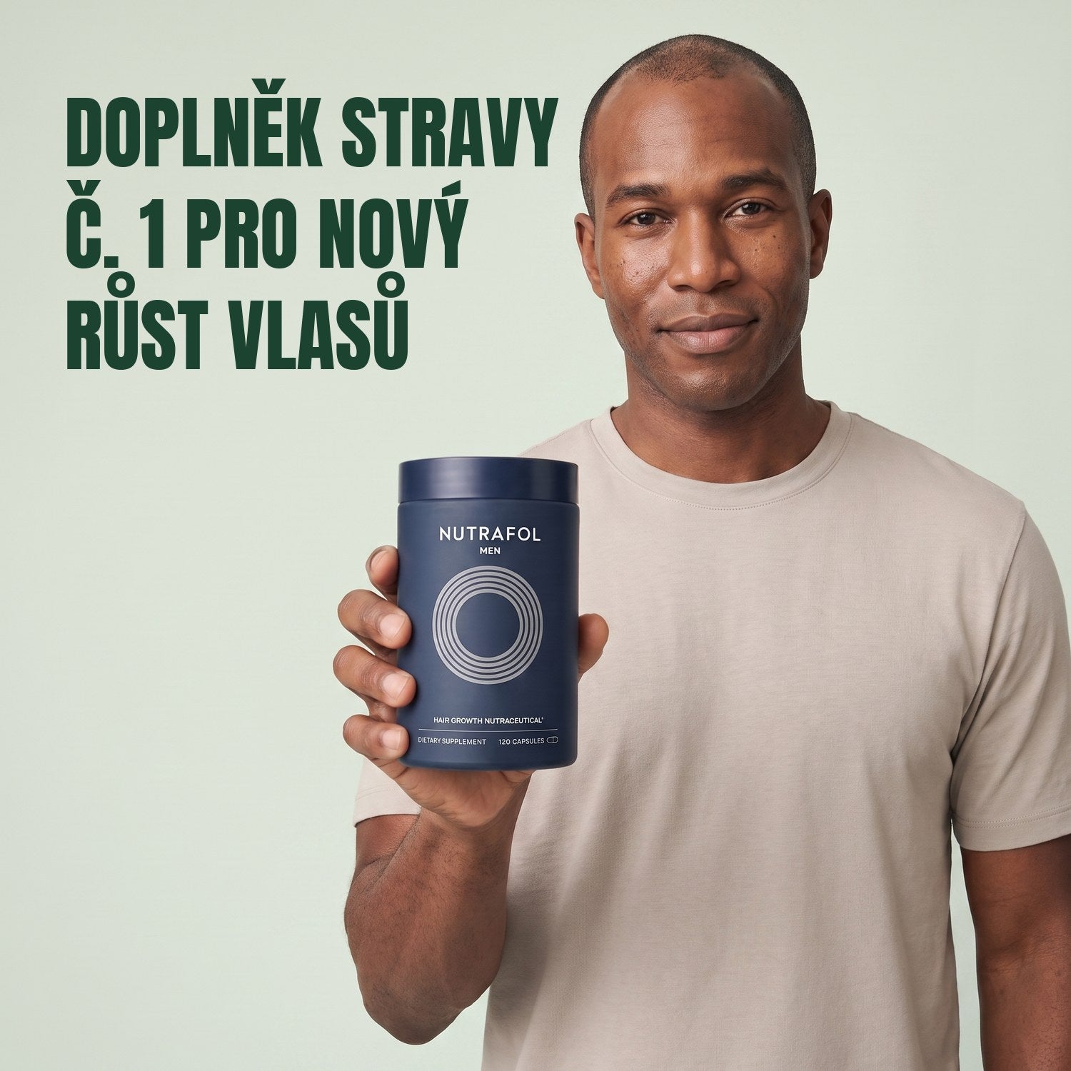 Muž drží krabičku doplňku stravy Nutrafol for Men na zeleném pozadí